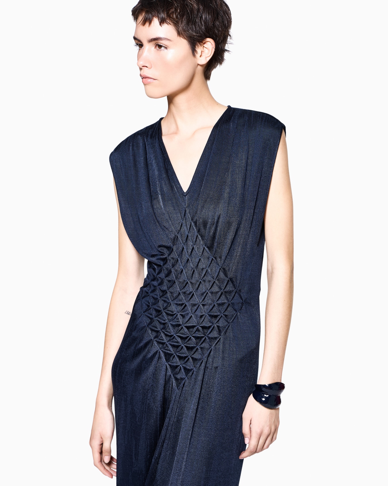 Langes Jerseykleid mit V-Ausschnitt und gesmoktem Einsatz Folie 2