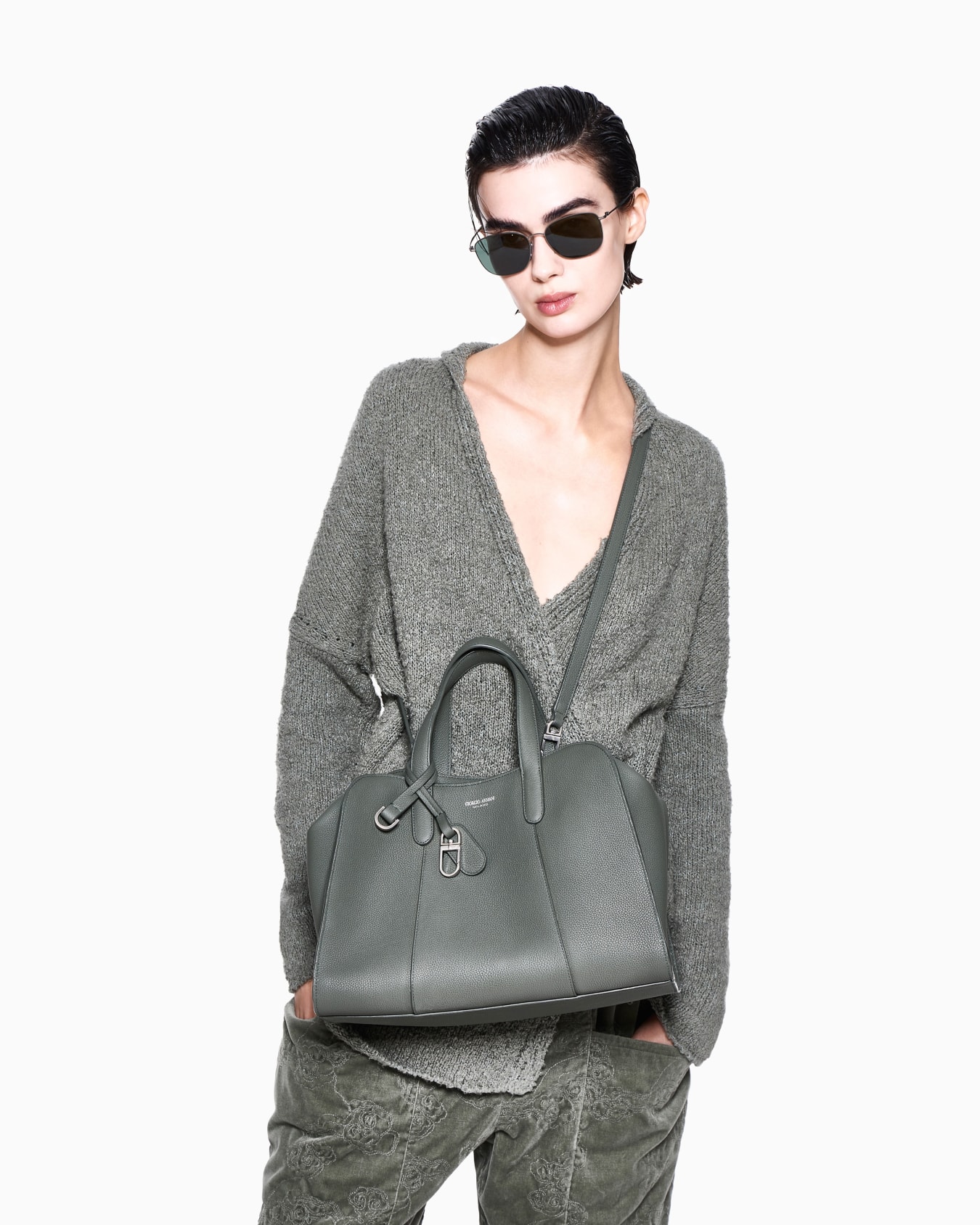 Handbag in grained leather Slide 6