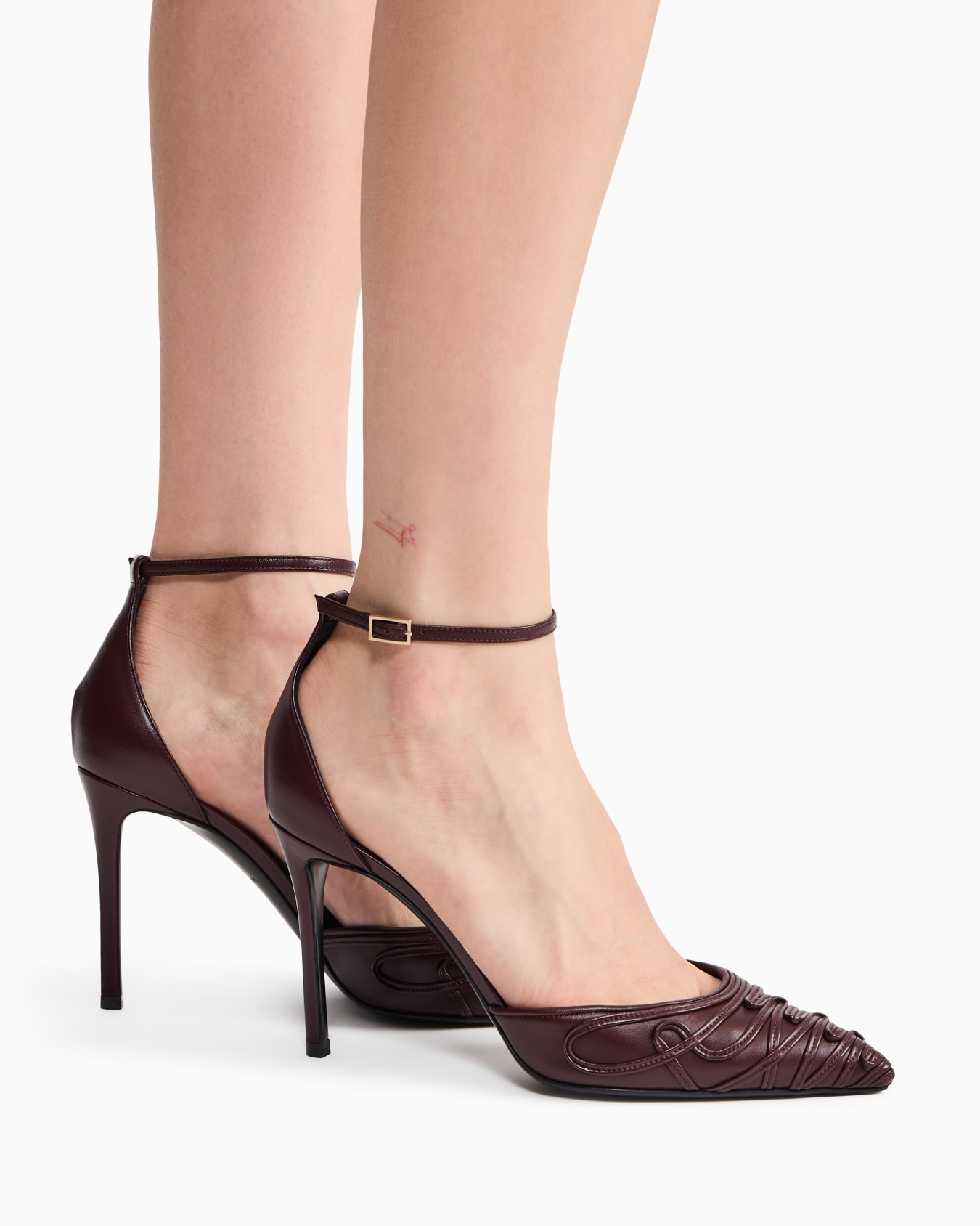 Riemchenpumps aus Leder mit spitzer Kappe und Ziernähten Folie 5