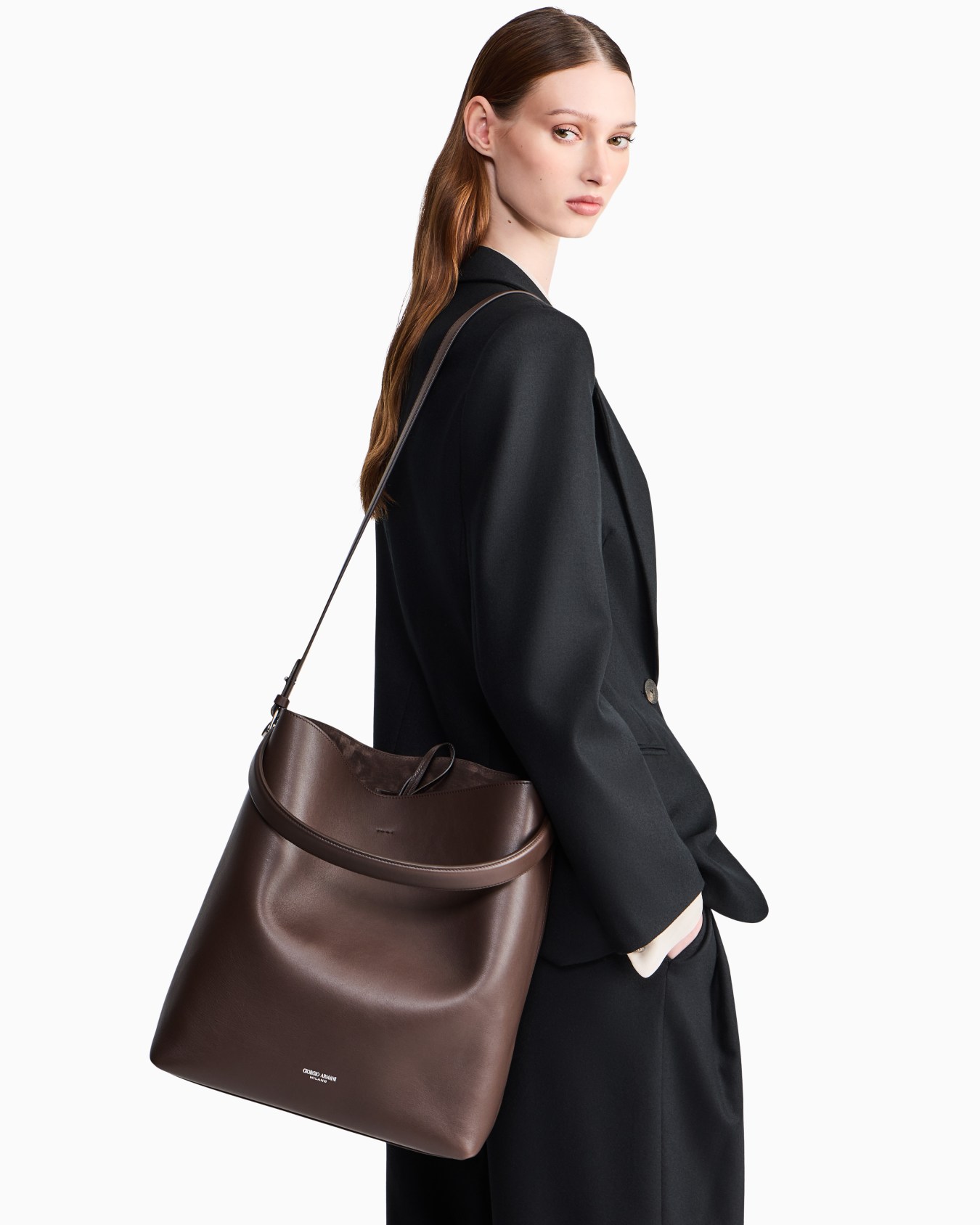 Shoulder bag in leather with split leather lining Slide 6