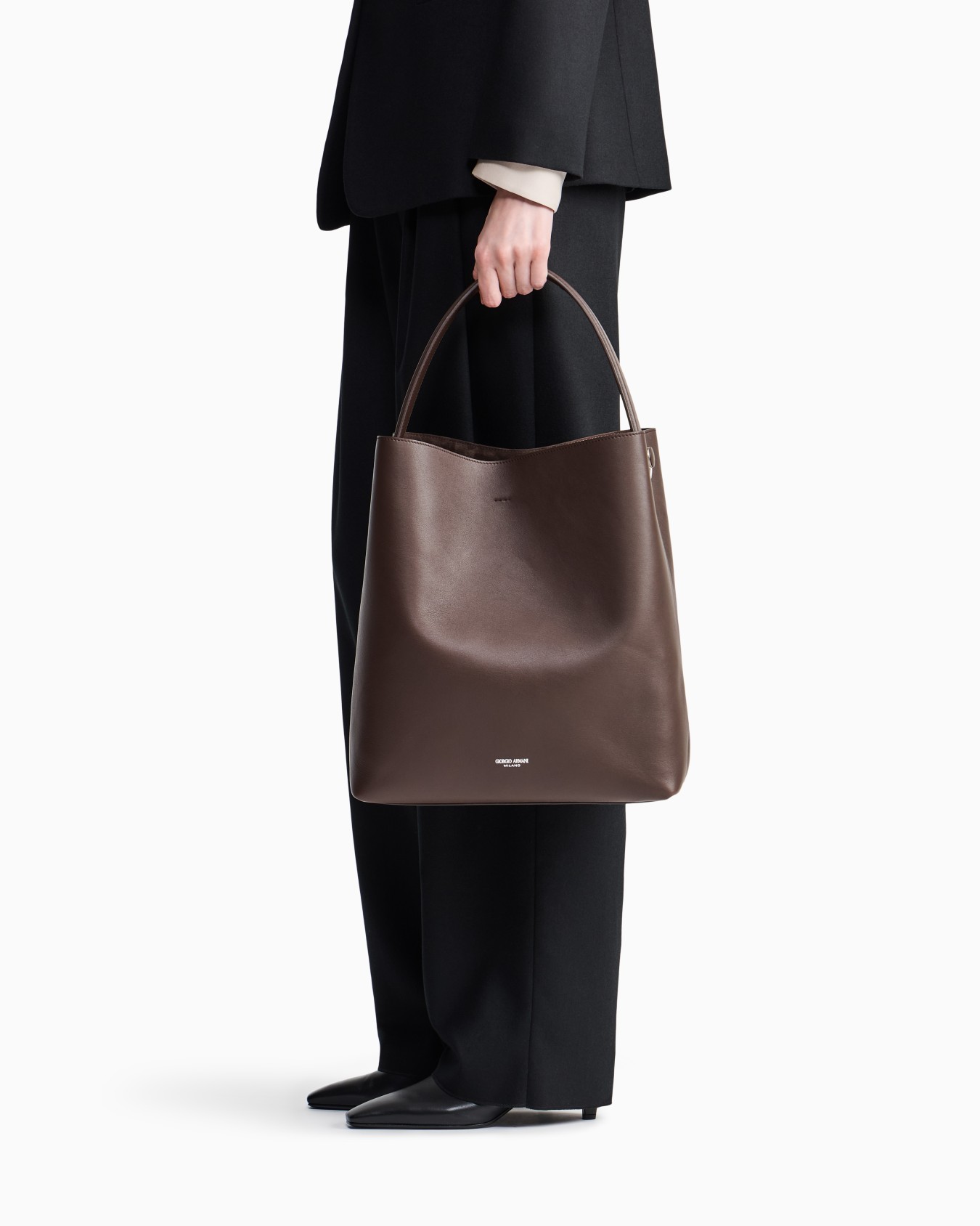 Shoulder bag in leather with split leather lining Slide 7