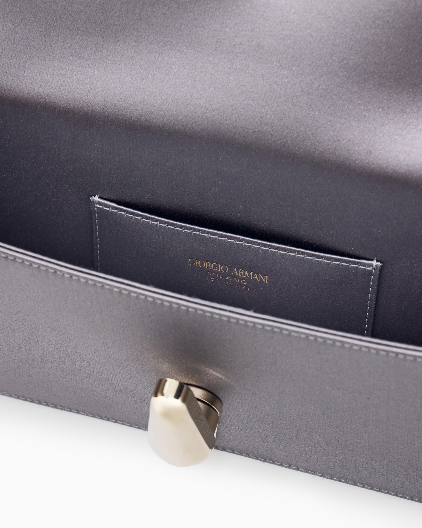 Clutch aus Satin mit Metallverschluss und Kettenriemen Folie 3