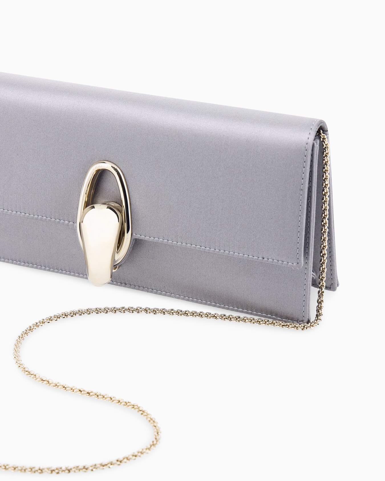 Clutch aus Satin mit Metallverschluss und Kettenriemen Folie 4