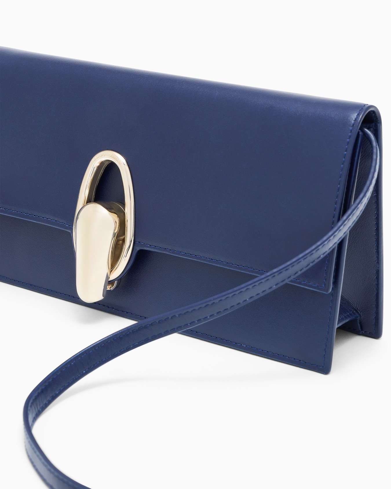 Glänzende Lederclutch mit Drehverschluss und Schulterriemen Folie 4