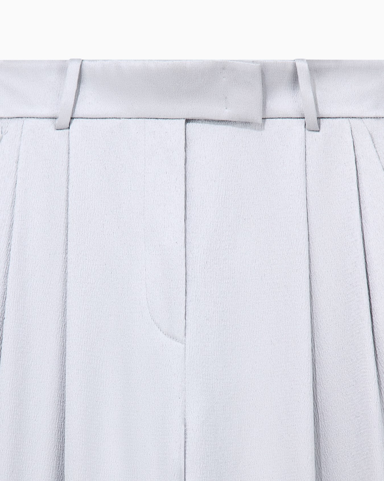 Bundfaltenhose aus gehämmertem Satin mit weitem Bein Folie 3