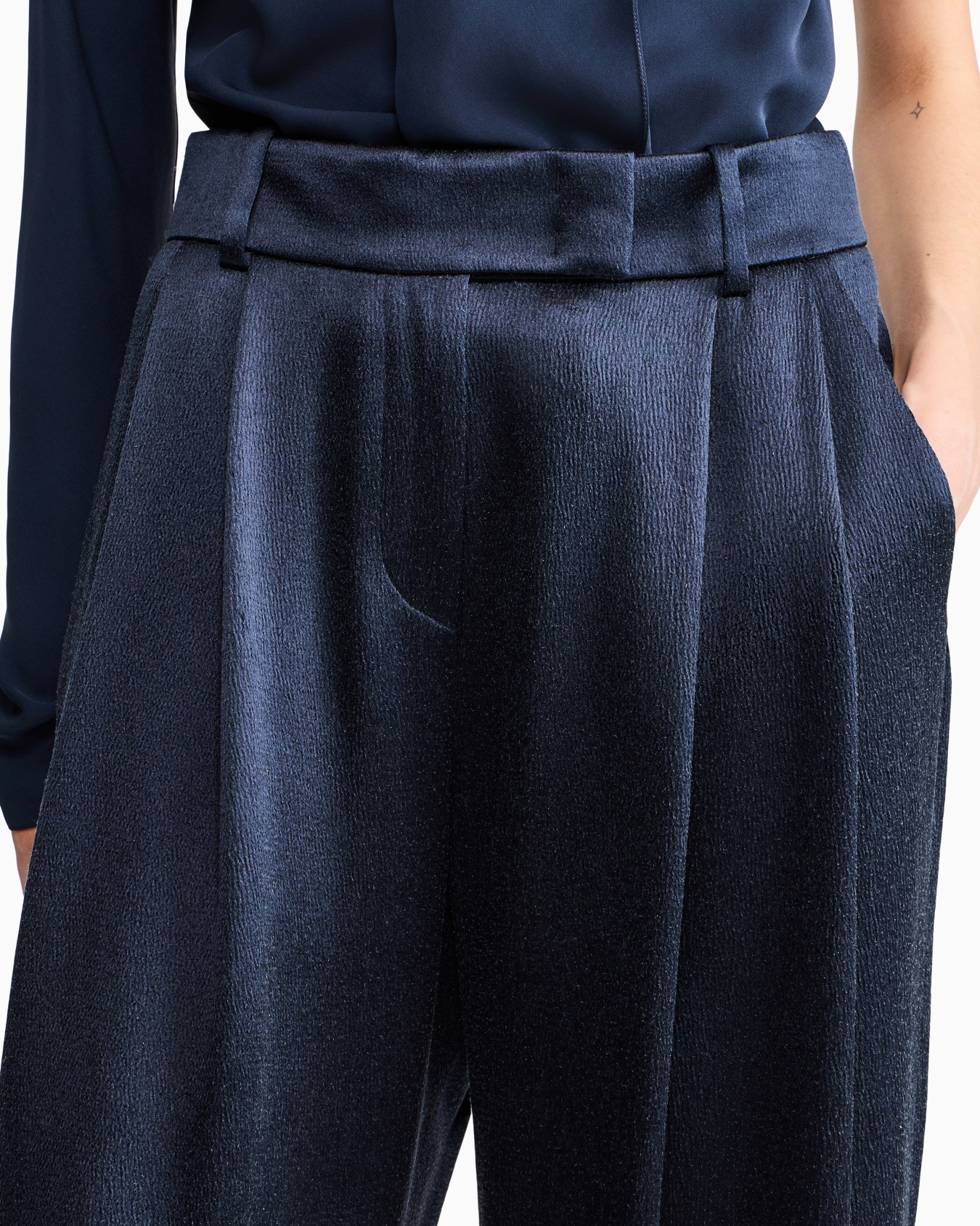 Trouser wide leg with two pleats in hammered satin Slide 6