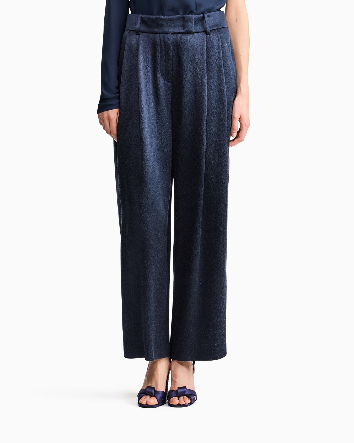 Trouser wide leg with two pleats in hammered satin Slide 3