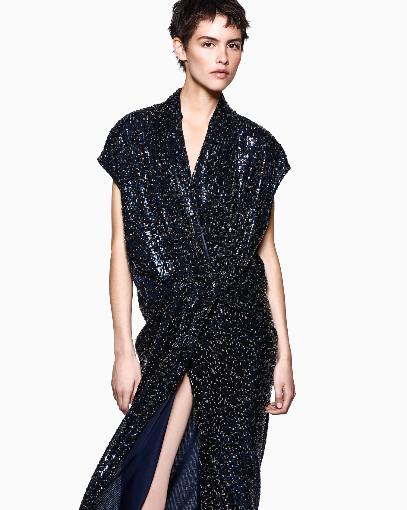 Robe longue drapée à épaules tombantes brodée de paillettes Diapositive 2