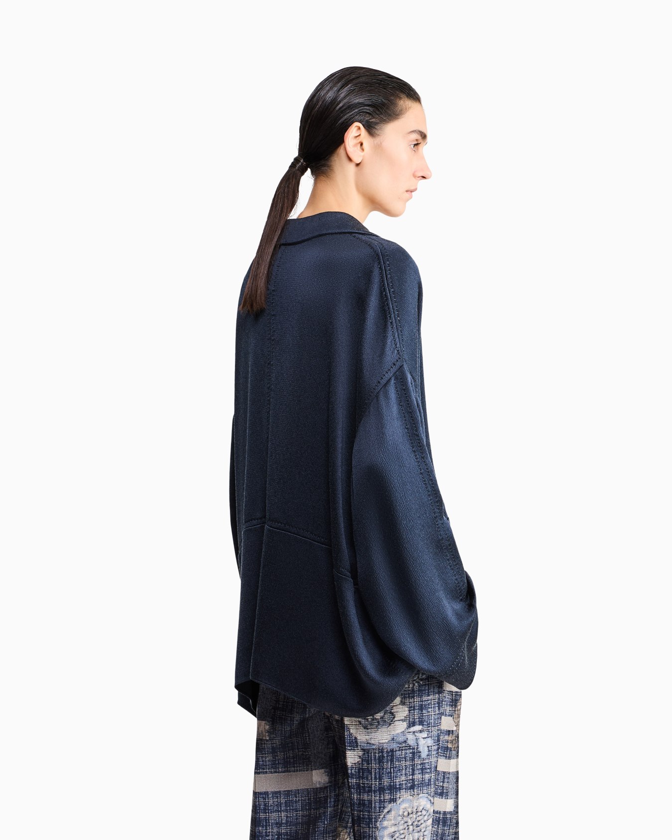 Camisa de raso con escote profundo y relieve geométrico Diapositiva 5
