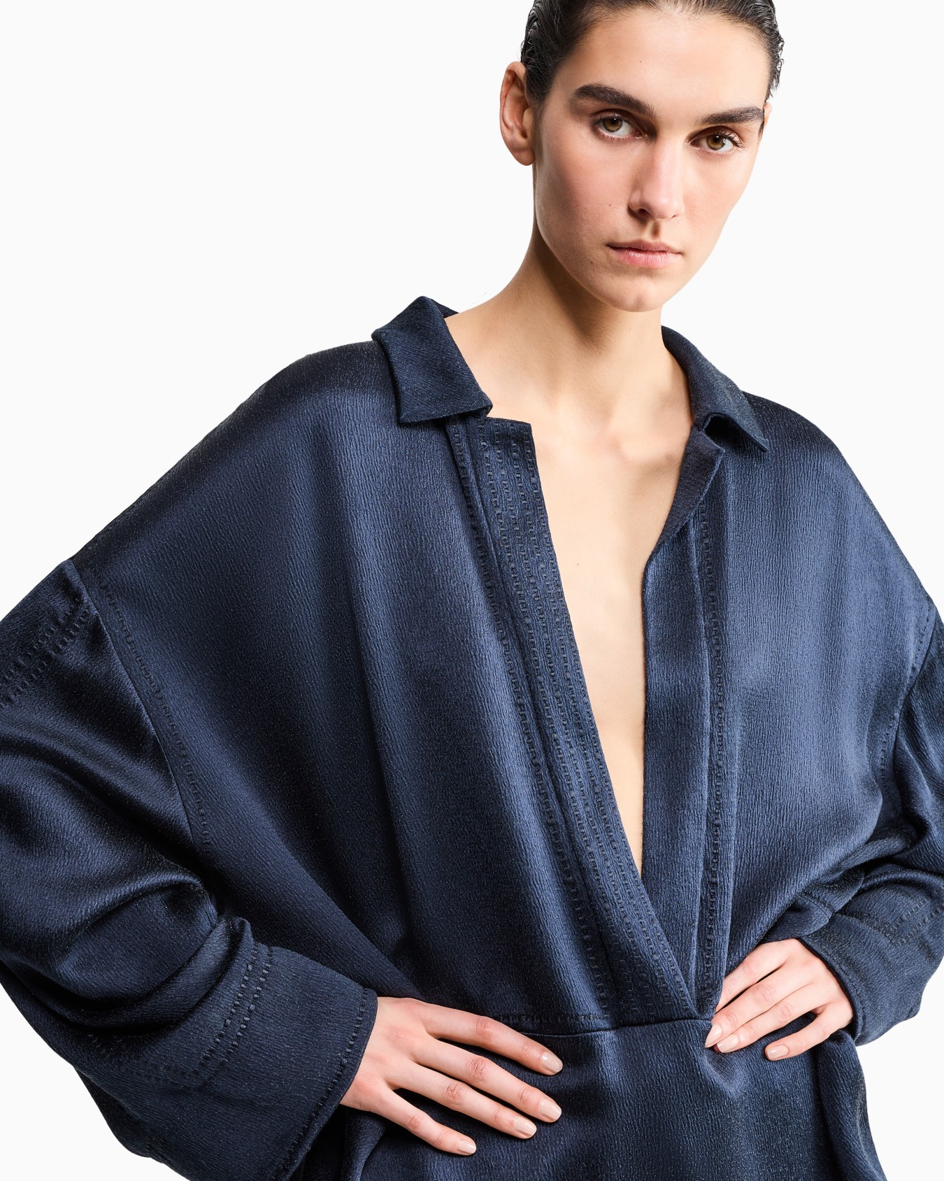 Camisa de raso con escote profundo y relieve geométrico Diapositiva 6