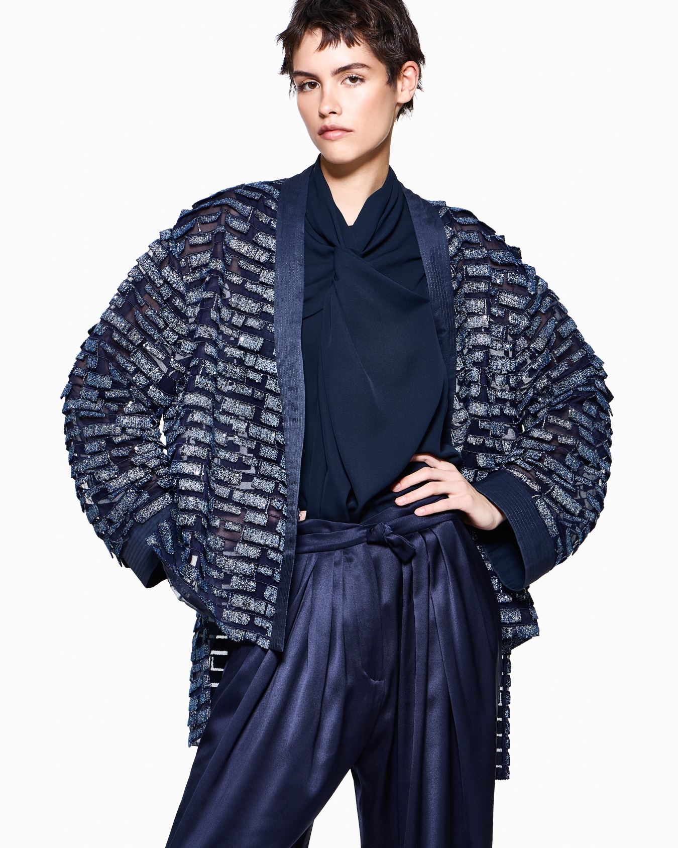 Wickeljacke aus besticktem Tüll mit schimmernden Pailletten Folie 2