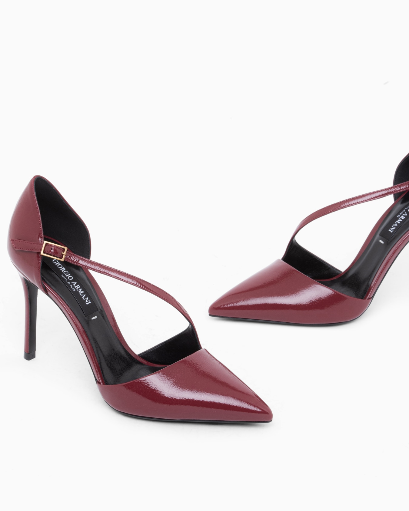 Pumps in patent leather with leather lining Slide 4