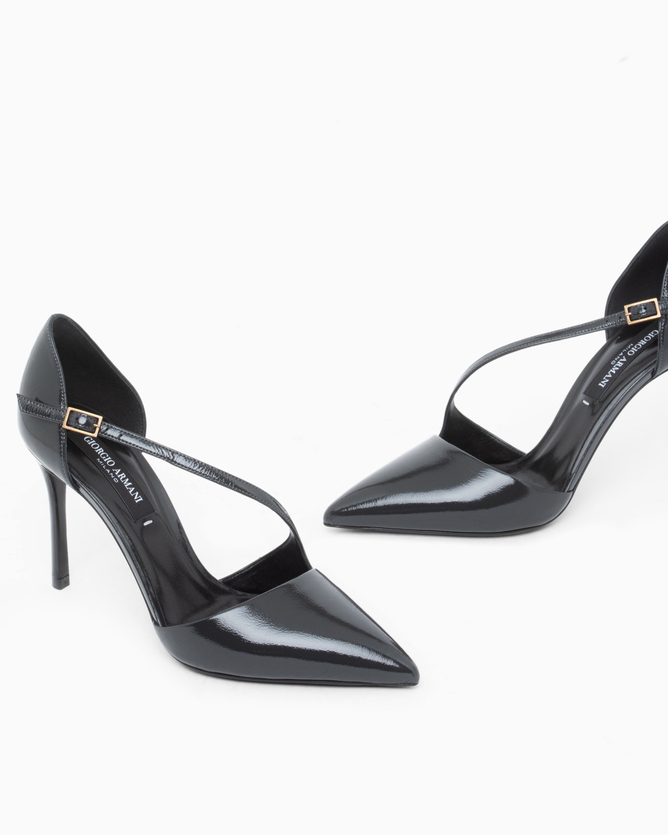 Pumps in patent leather with leather lining Slide 4