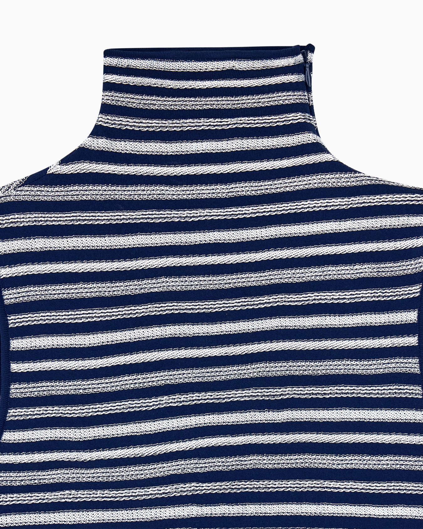 Ärmelloses Rollkragentop mit Streifen und Seitenschlitz Folie 4