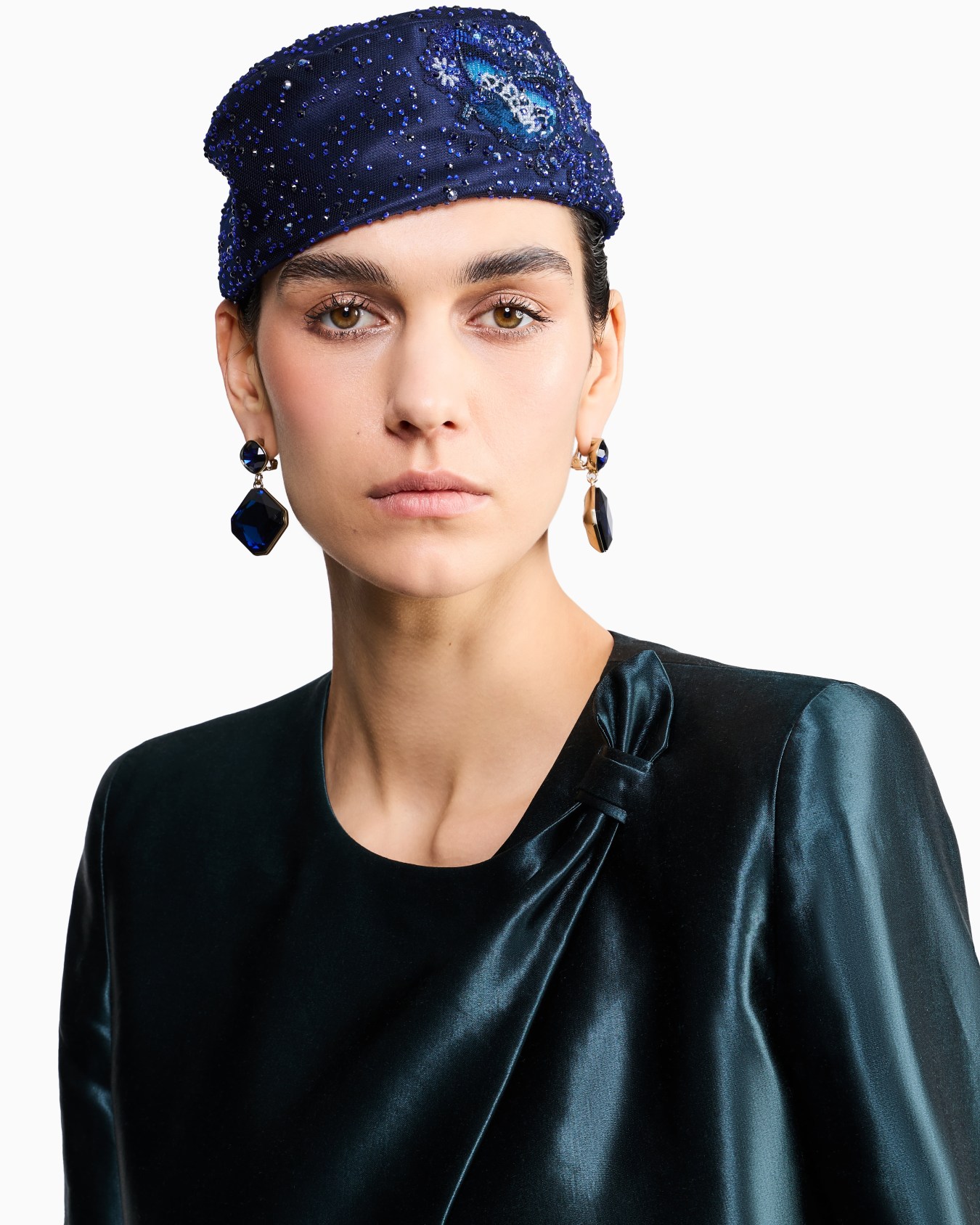 Gorra con diseño integral de strass Diapositiva 3