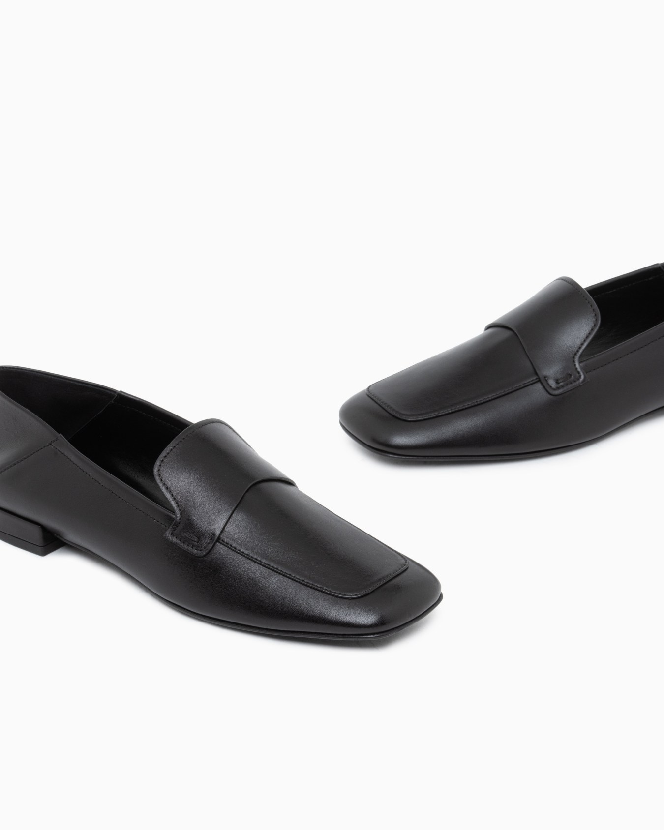Loafer in leather with a leather sole Slide 4
