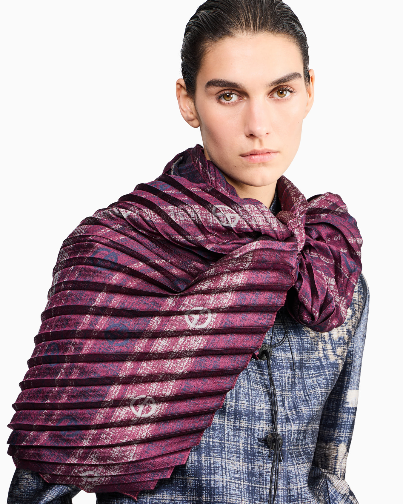 Stola Plissé mit Seidenanteil und vertikalen Streifen Folie 2