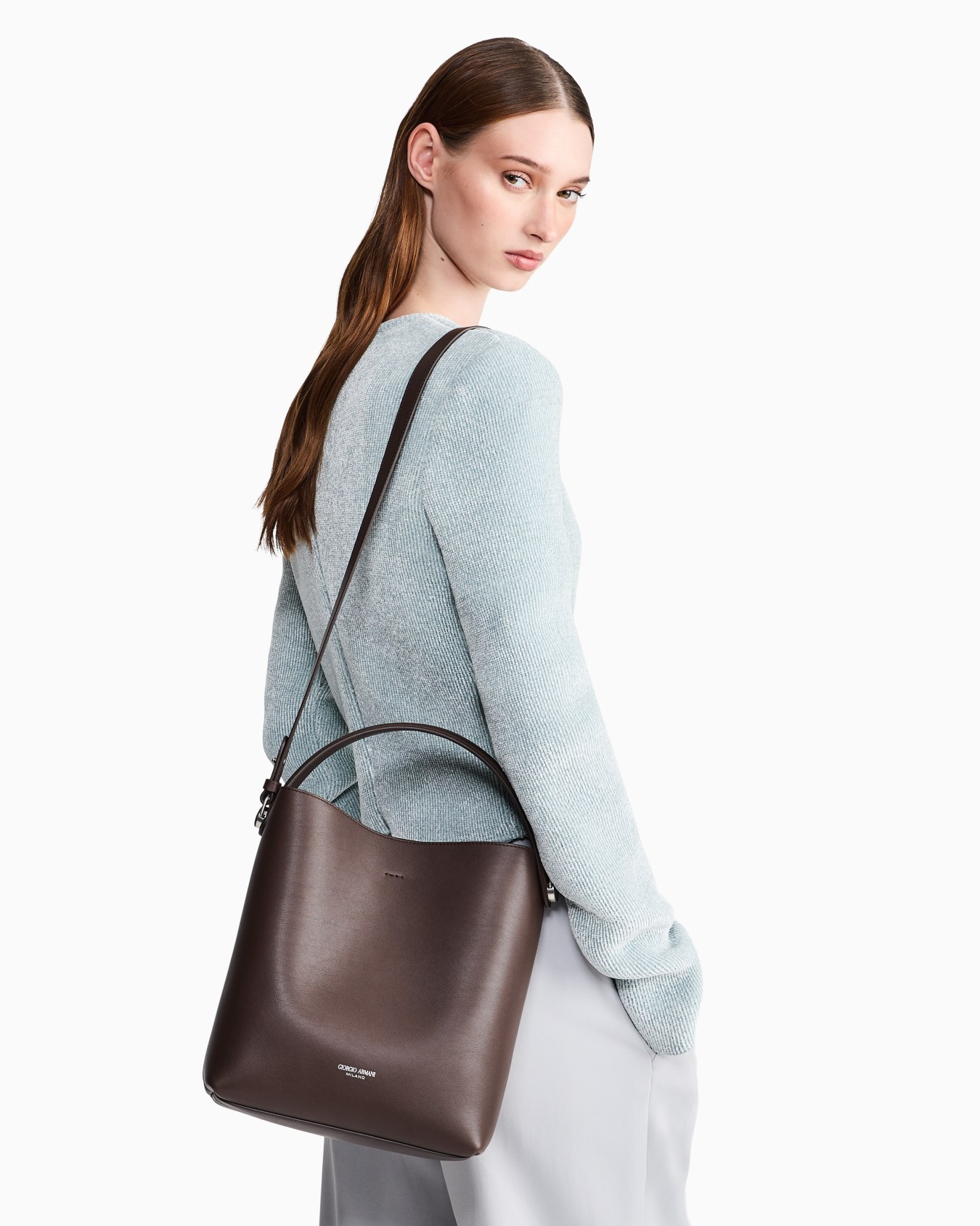 Shoulder bag in leather with split leather lining Slide 6
