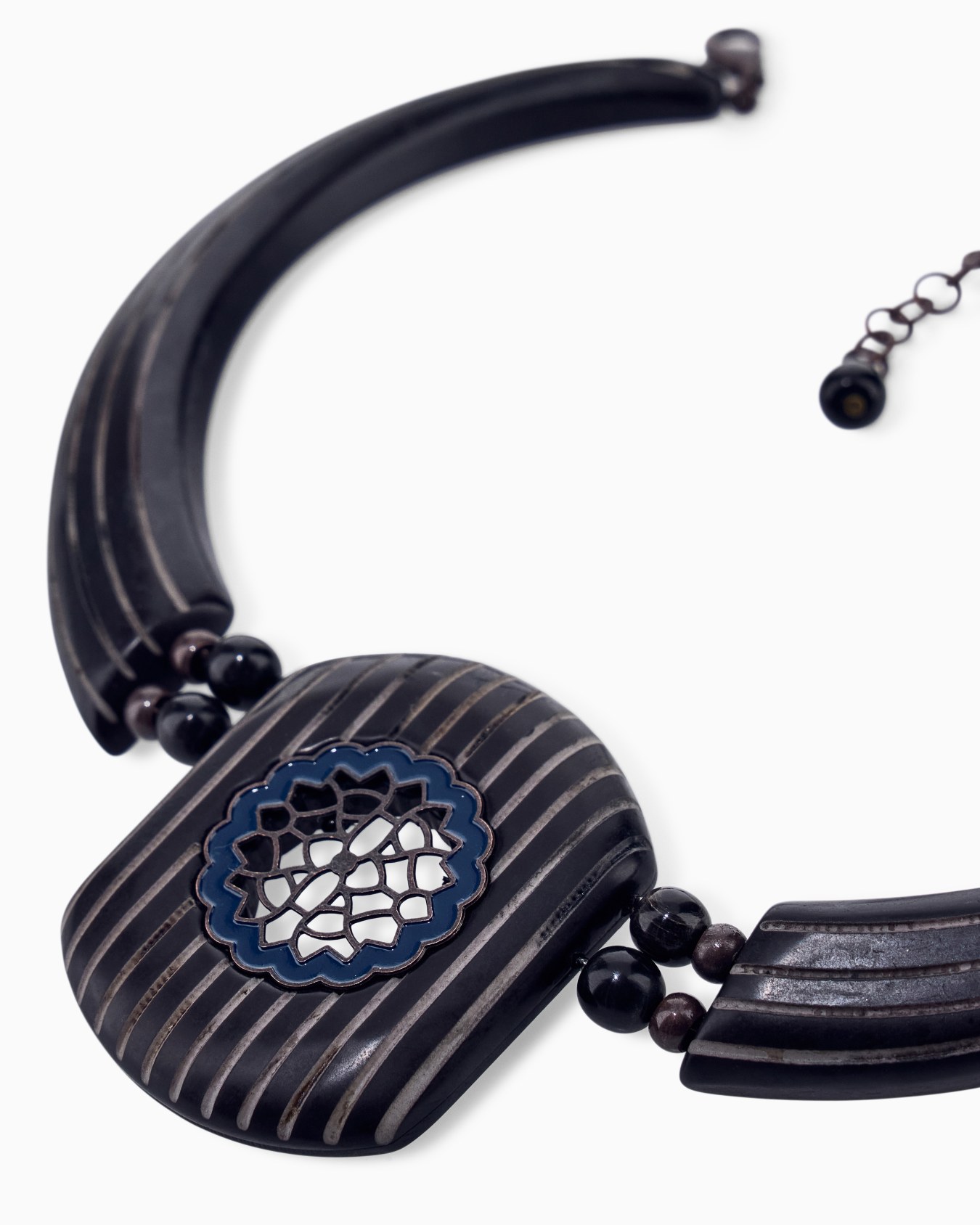 Necklace in polymethyl methacrylate with brass and resin Slide 1