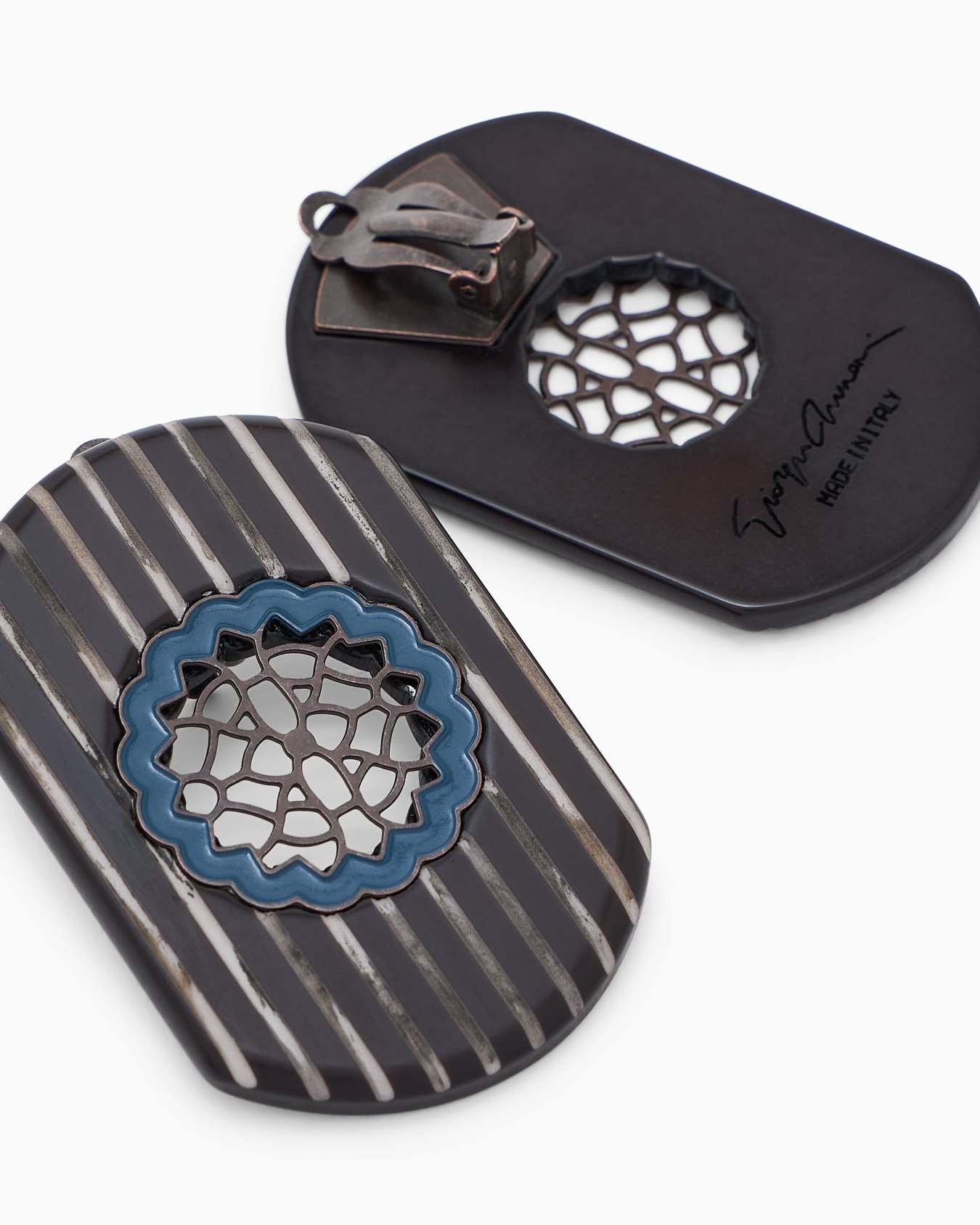 Ovale Ohrringe mit Streifenmuster und einem floralen Motiv Folie 1