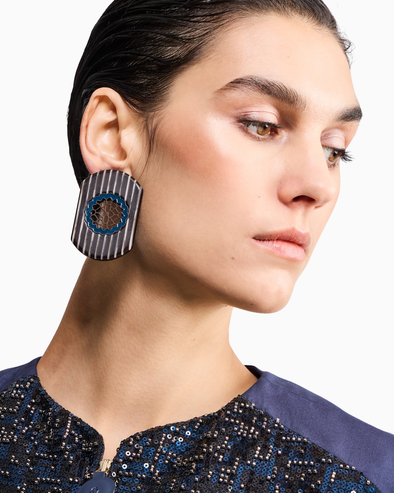 Ovale Ohrringe mit Streifenmuster und einem floralen Motiv Folie 2