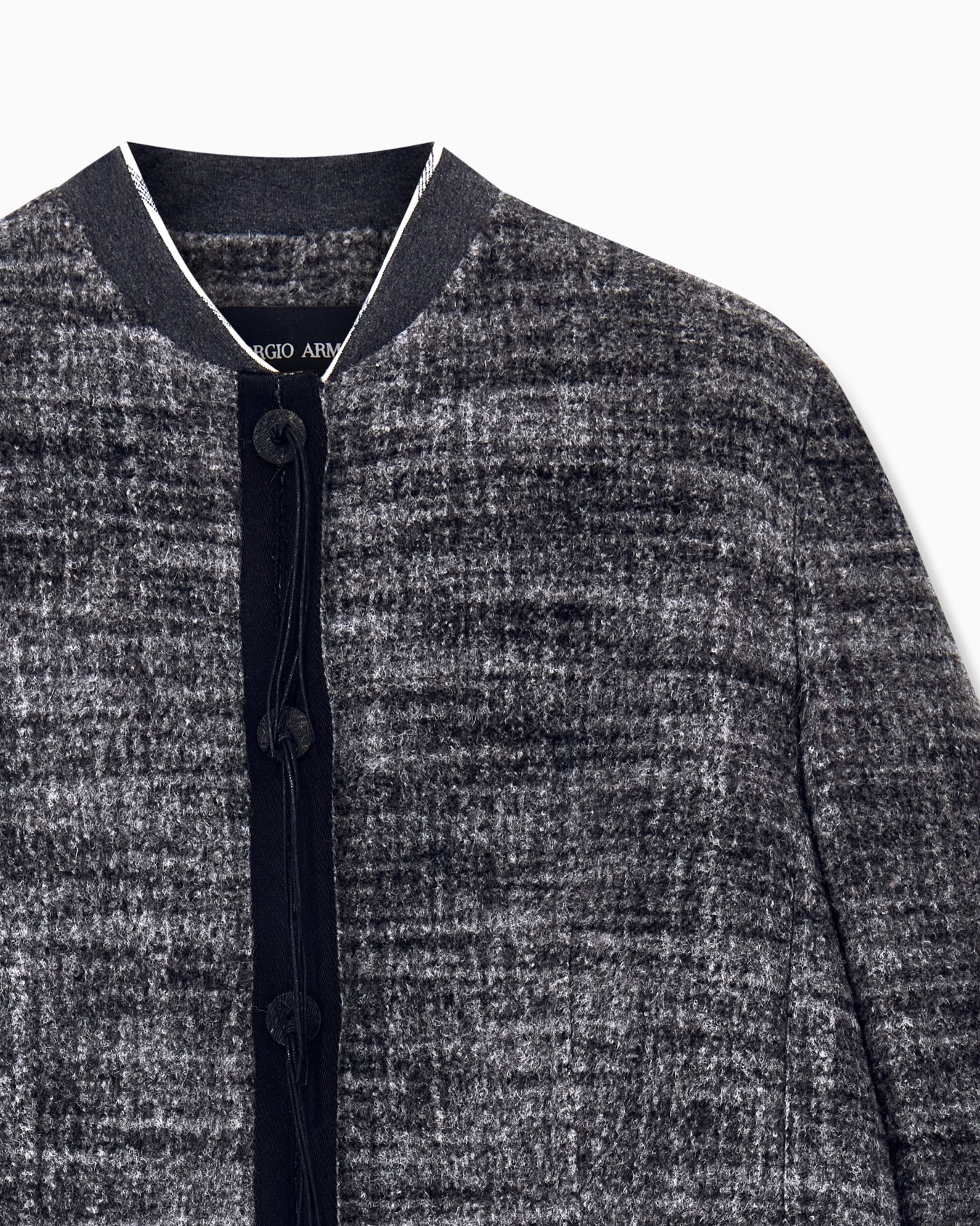 Kurze Wolljacke mit Hornknöpfen und Lederquasten Folie 4