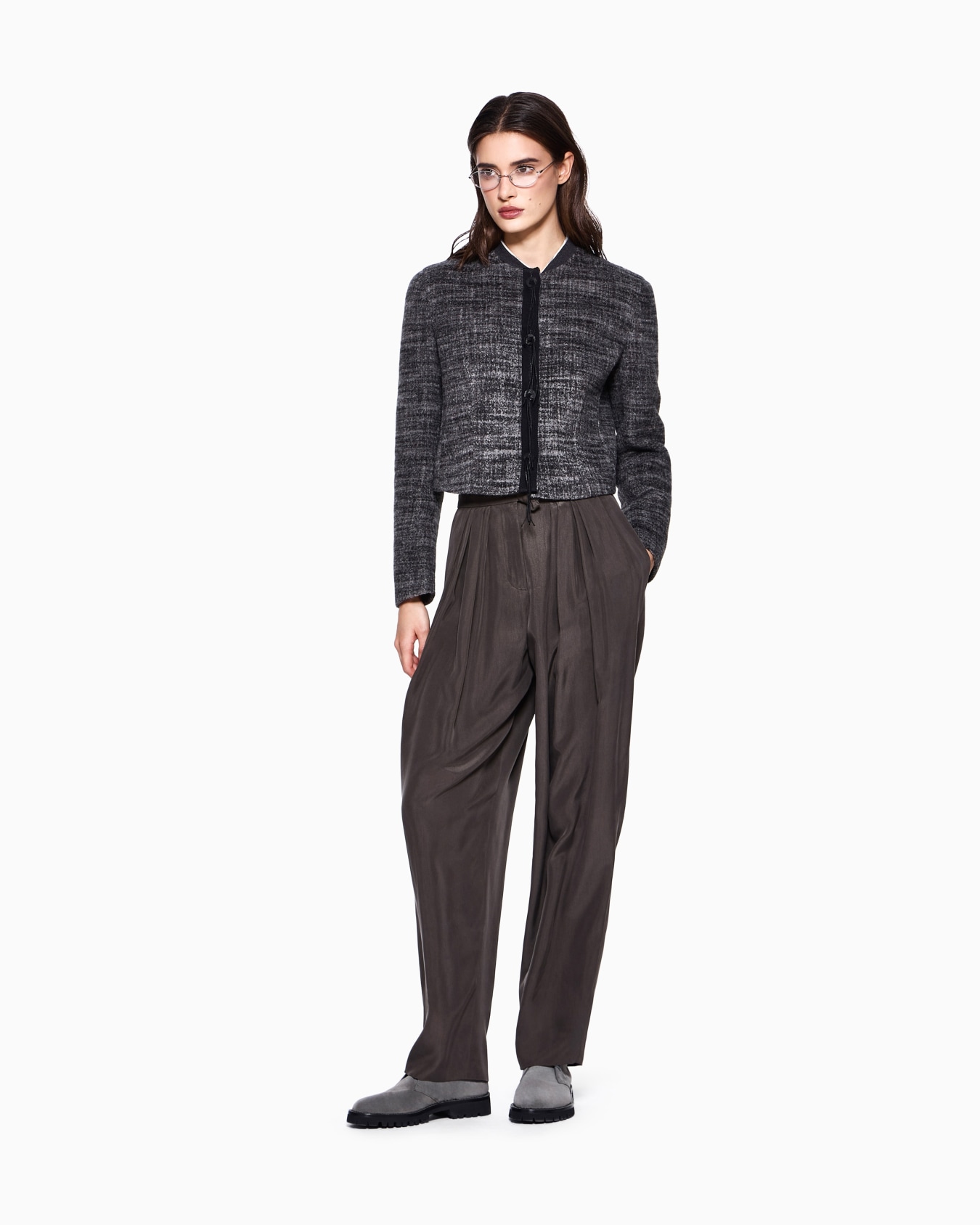 Kurze Wolljacke mit Hornknöpfen und Lederquasten Folie 1