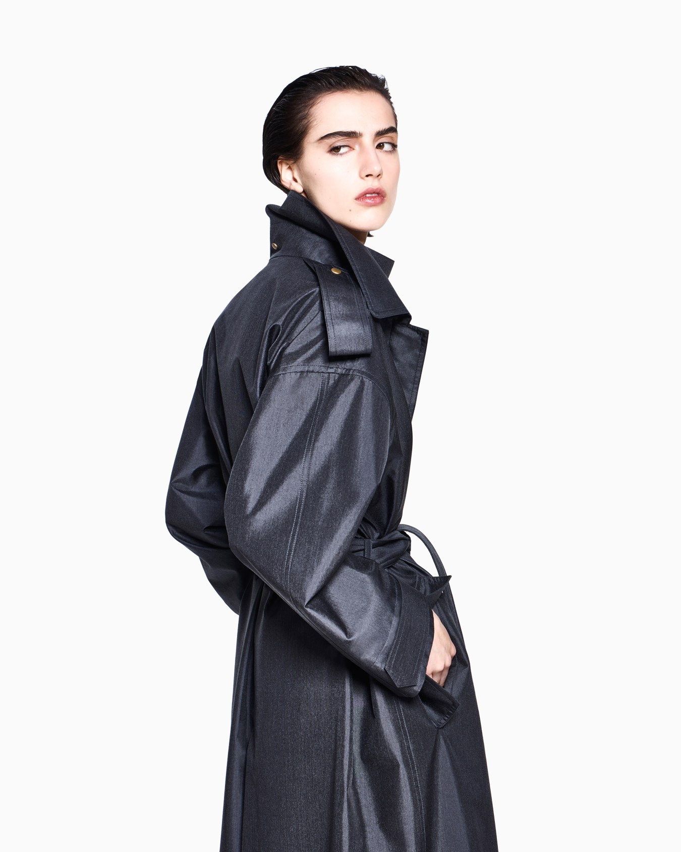 Long waterproof trench coat in silk shantung with a belt Slide 2