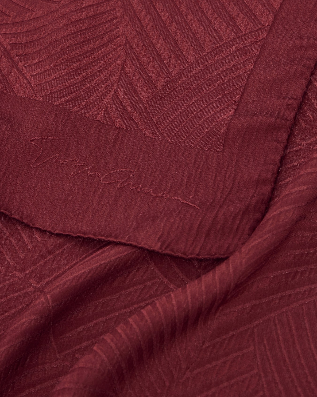 Stole in silk with jacquard pattern Slide 1