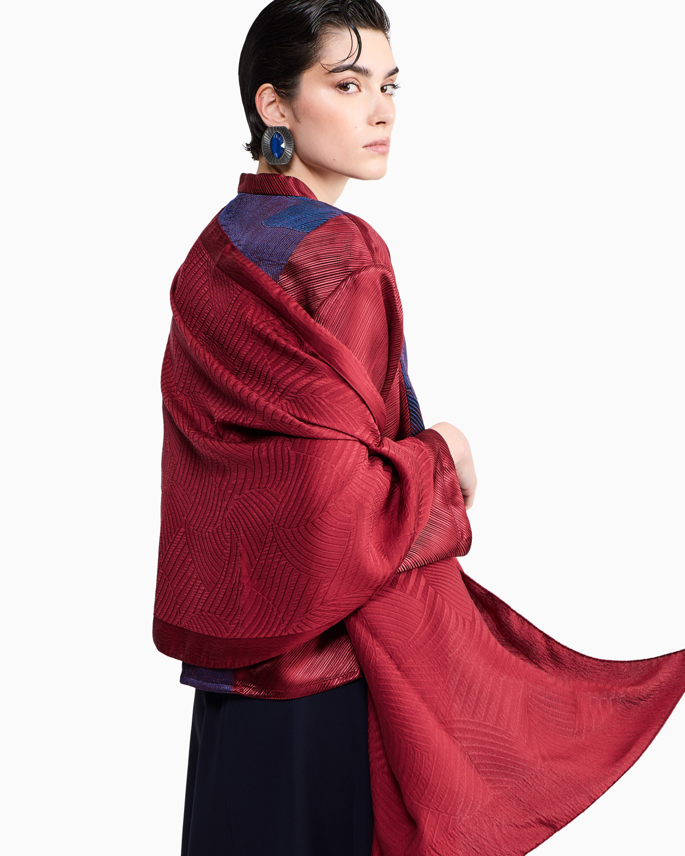 Stole in silk with jacquard pattern Slide 2