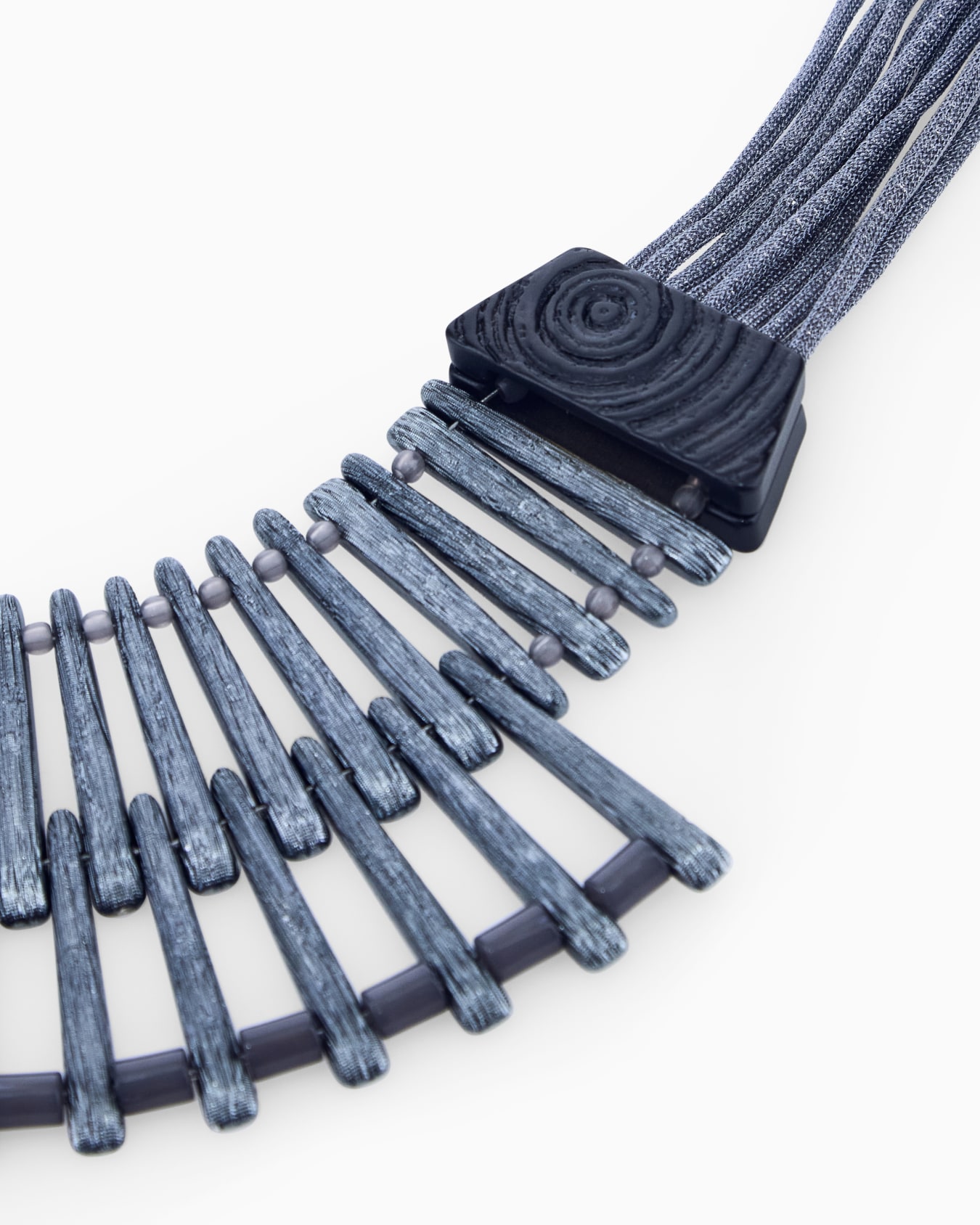 Collier plastron à cordons multiples et motif en éventail Diapositive 1