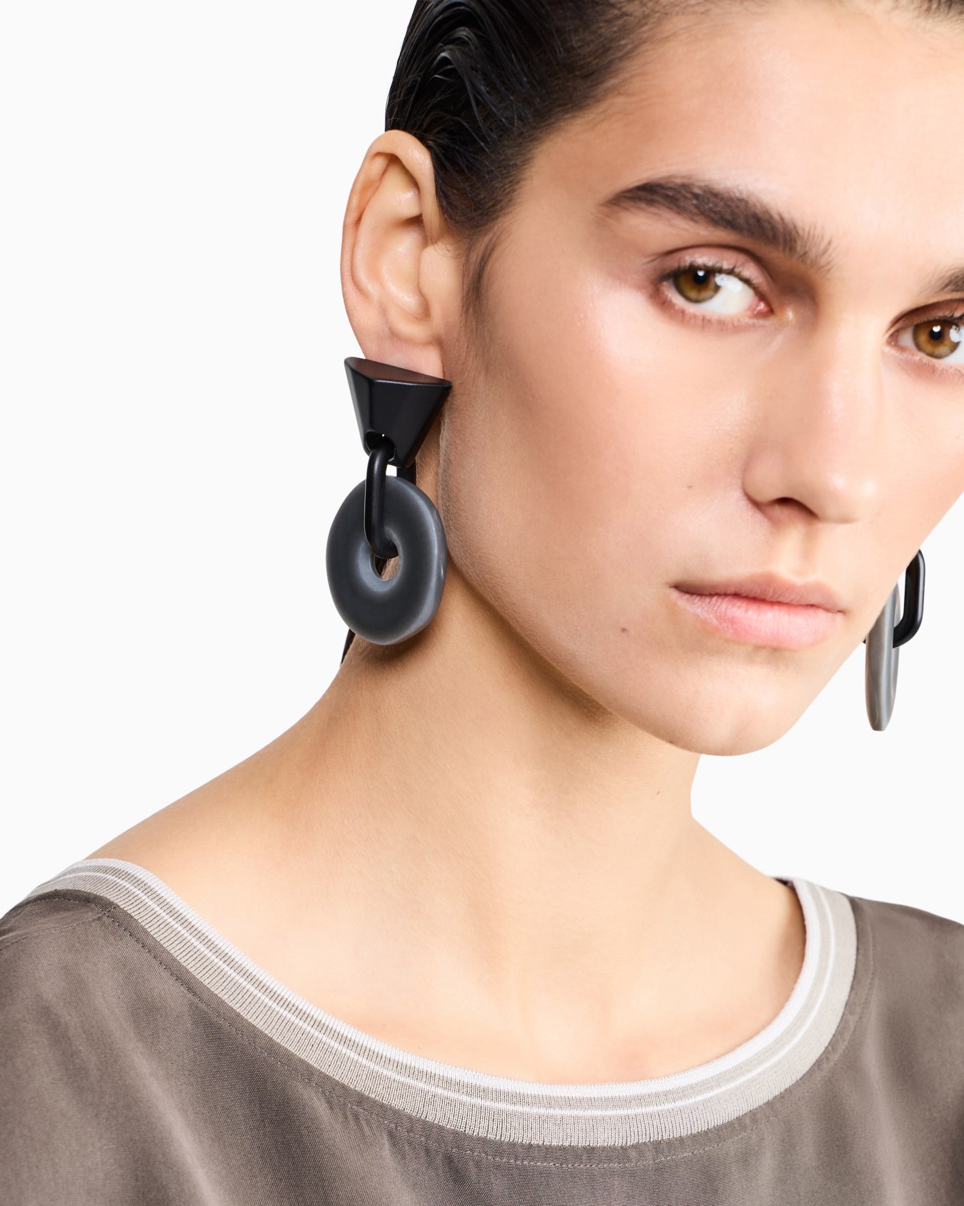 Pendientes geométricos de metacrilato mate y latón Diapositiva 2