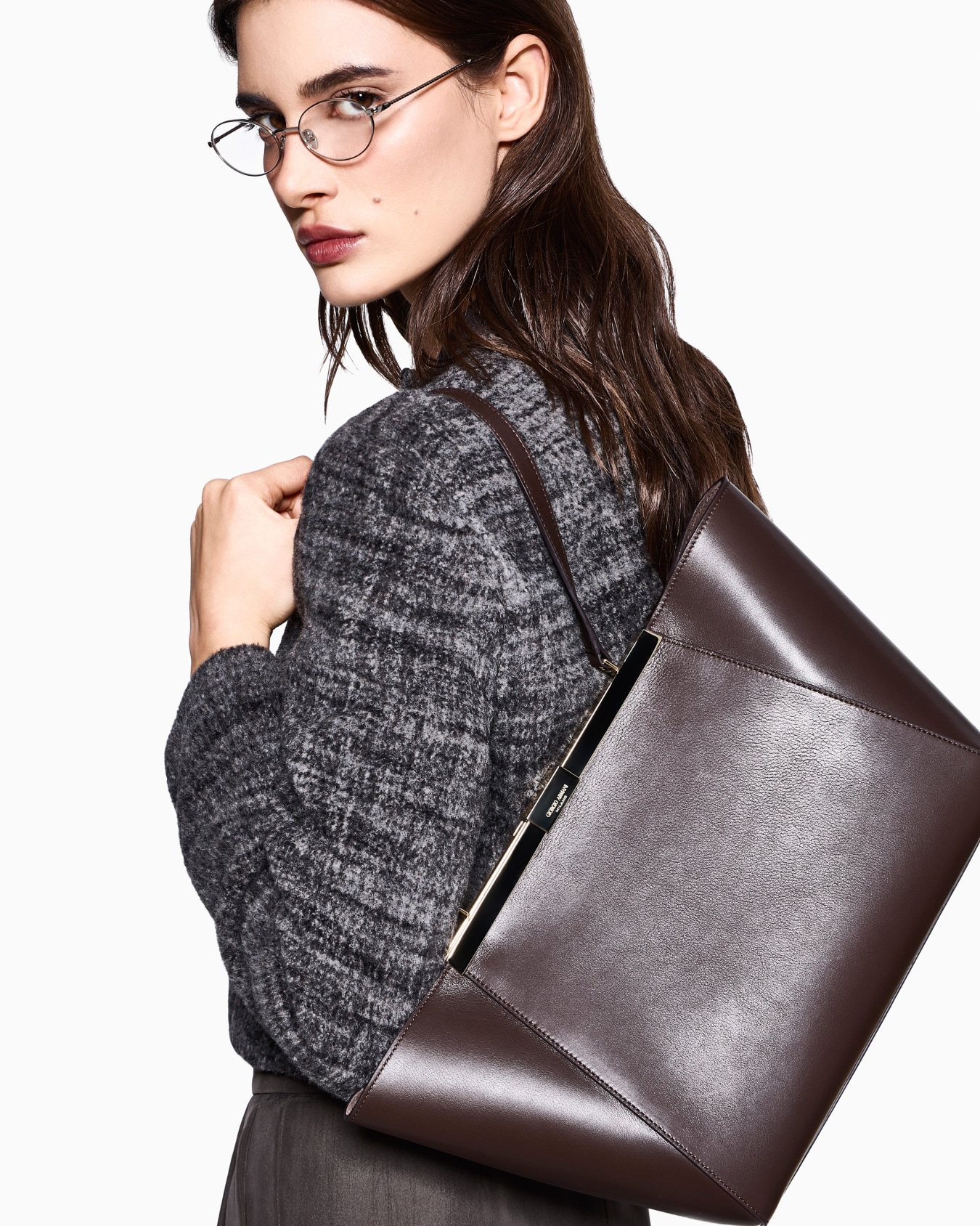 Shoulder bag in leather with split leather lining Slide 5