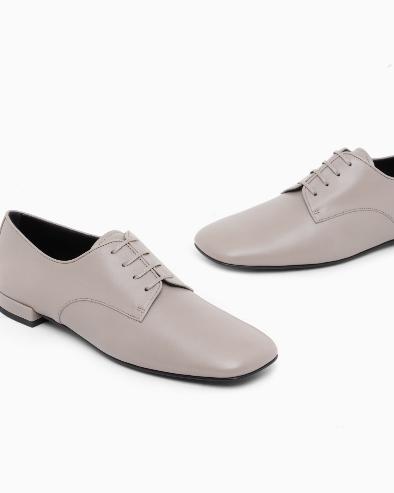 Laced shoe in leather with a leather sole 슬라이드 4