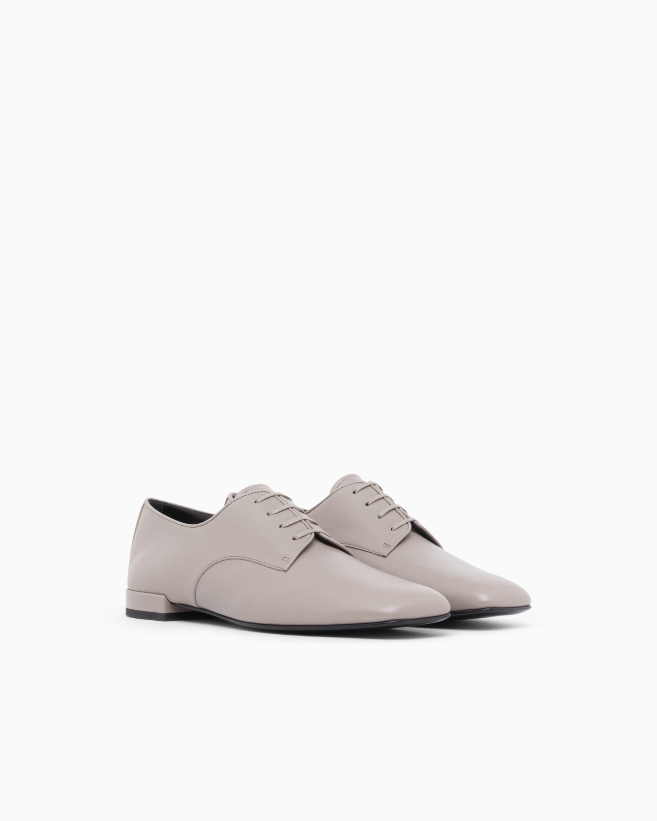 Laced shoe in leather with a leather sole 슬라이드 1