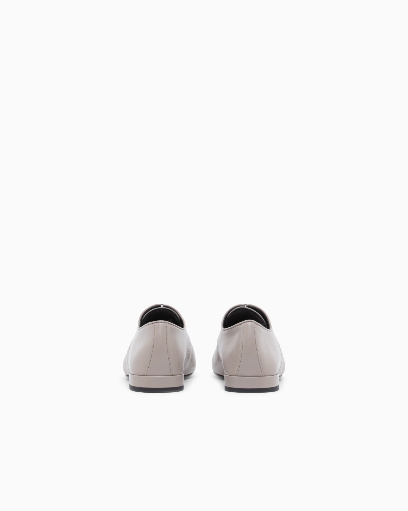 Laced shoe in leather with a leather sole 슬라이드 3