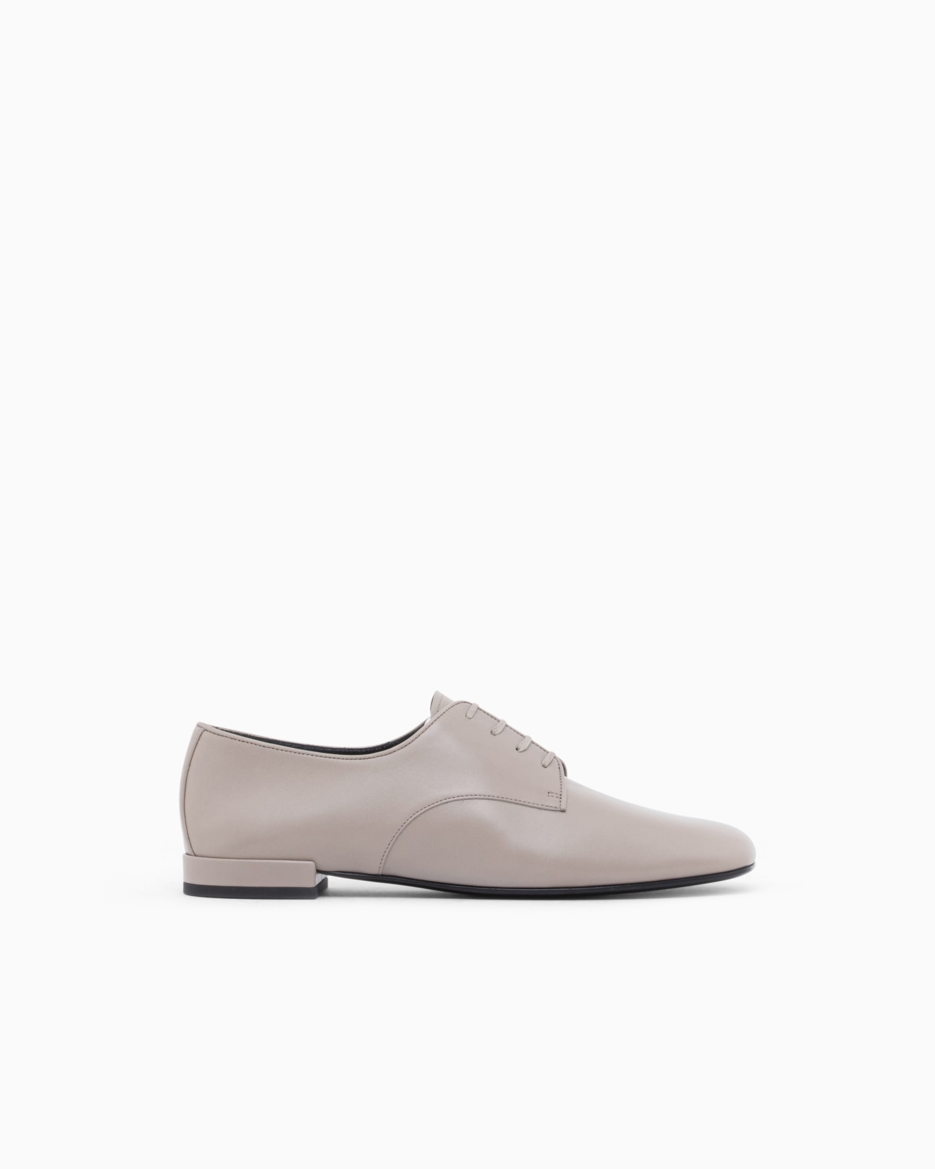 Laced shoe in leather with a leather sole 슬라이드 0