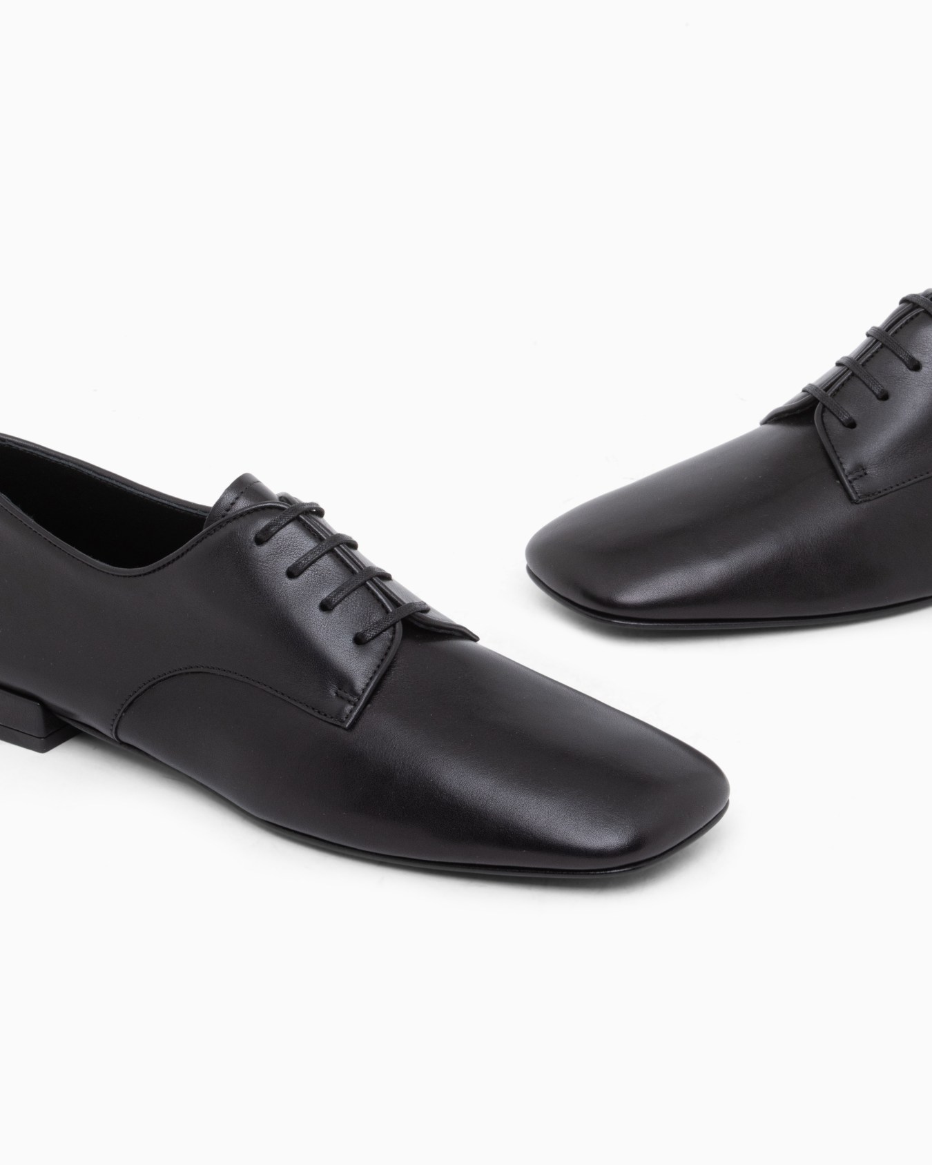 Laced shoe in leather with a leather sole 슬라이드 4