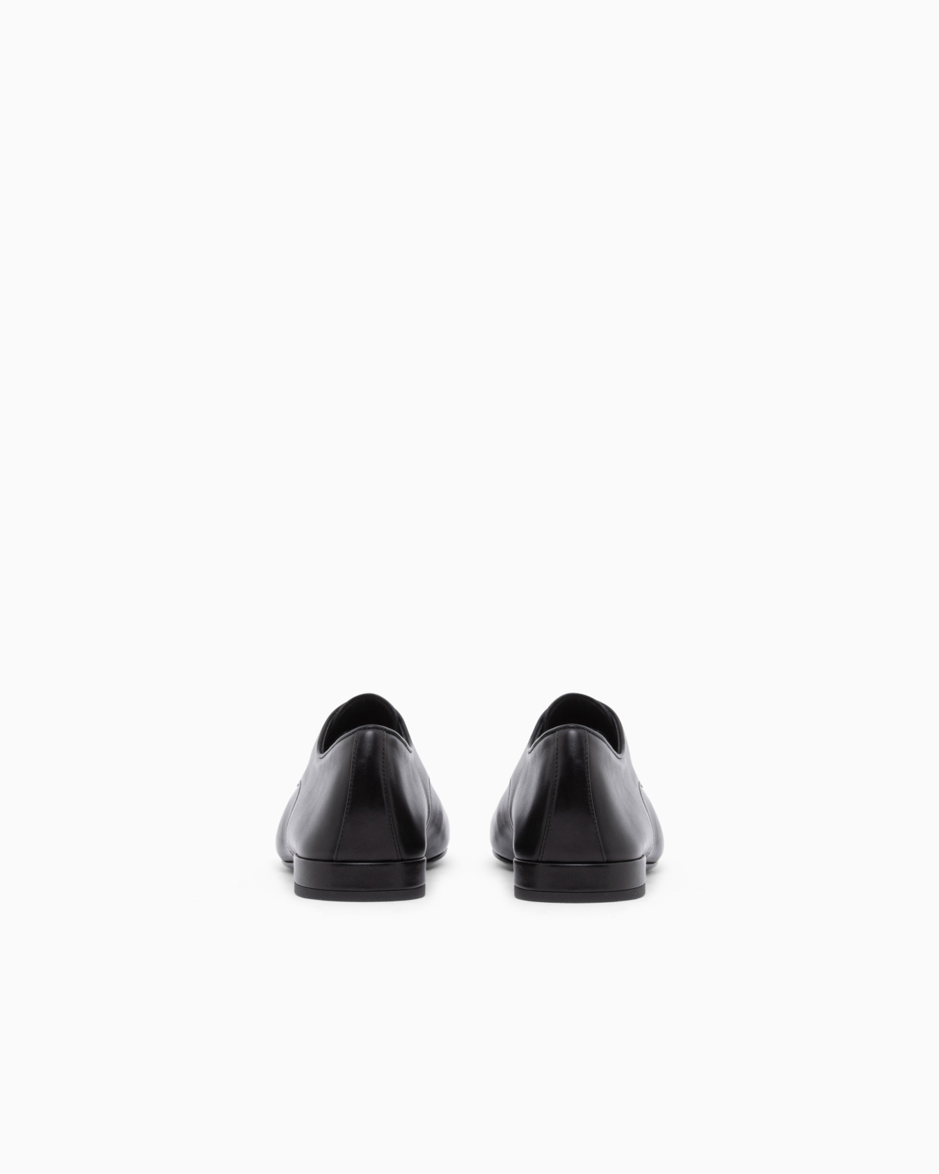 Laced shoe in leather with a leather sole 슬라이드 3
