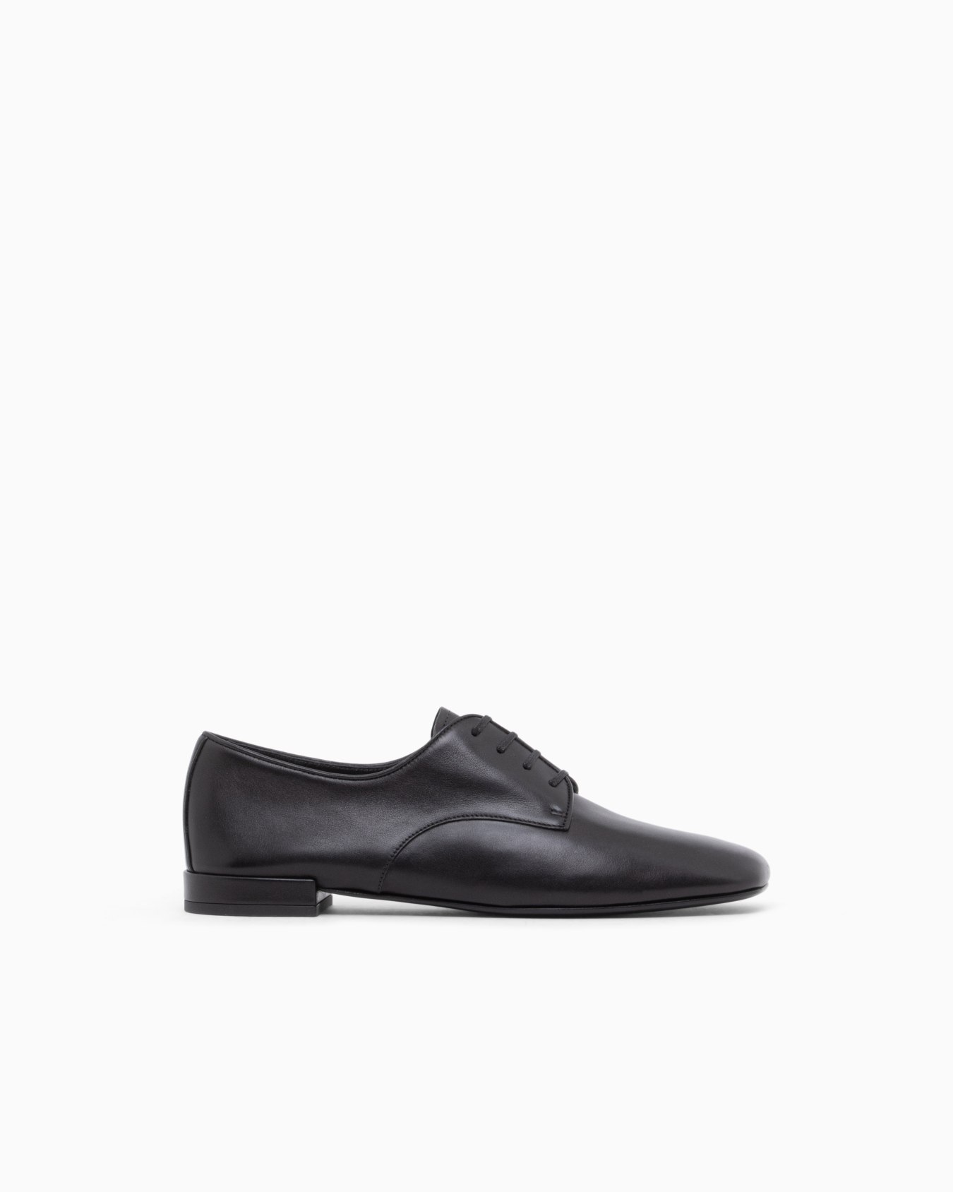 Laced shoe in leather with a leather sole 슬라이드 0