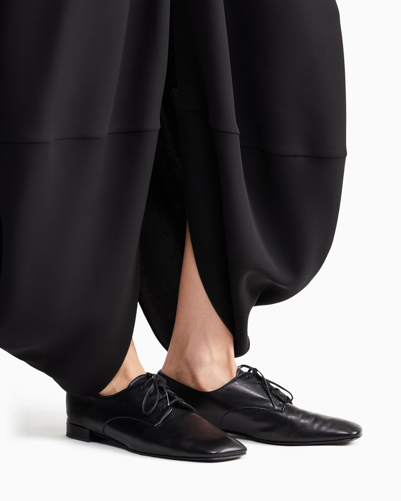 Laced shoe in leather with a leather sole 슬라이드 6