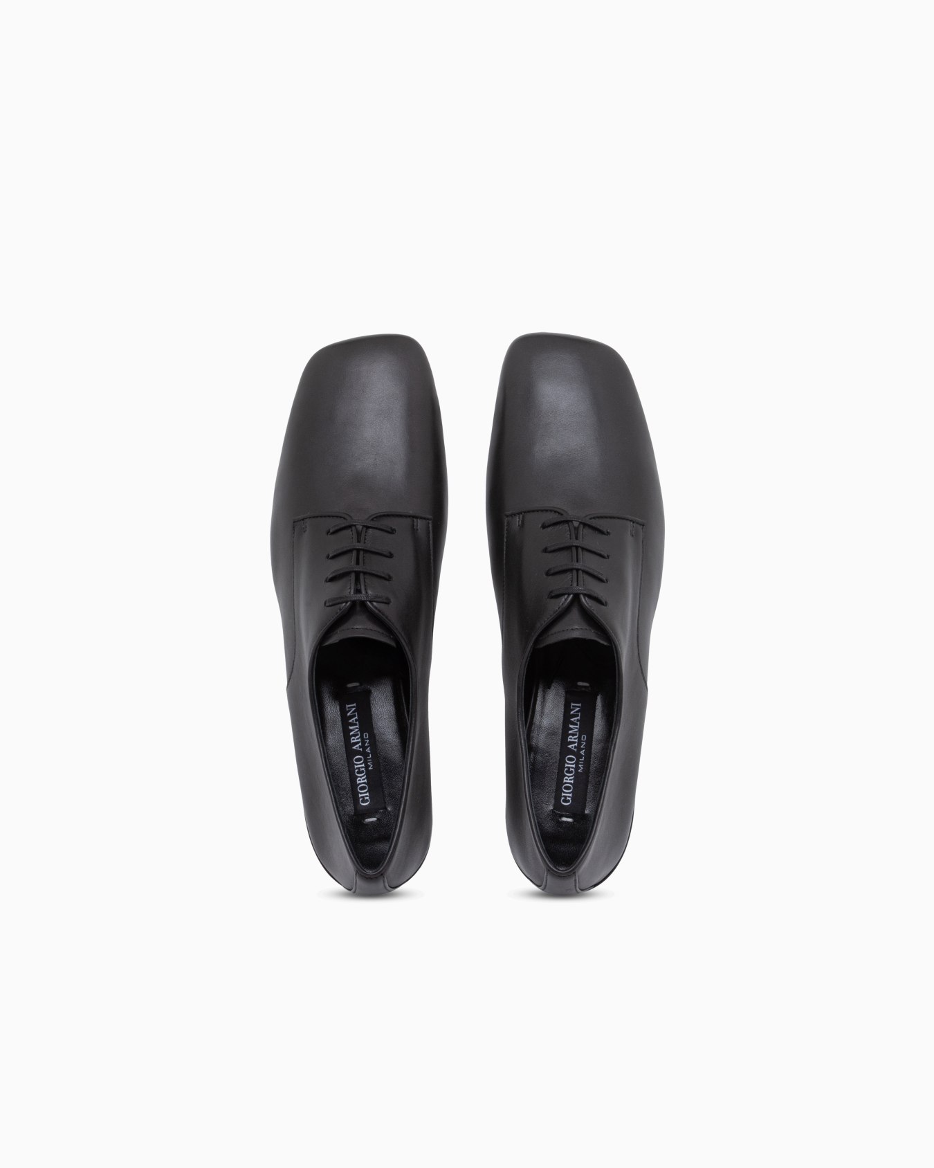 Laced shoe in leather with a leather sole 슬라이드 2