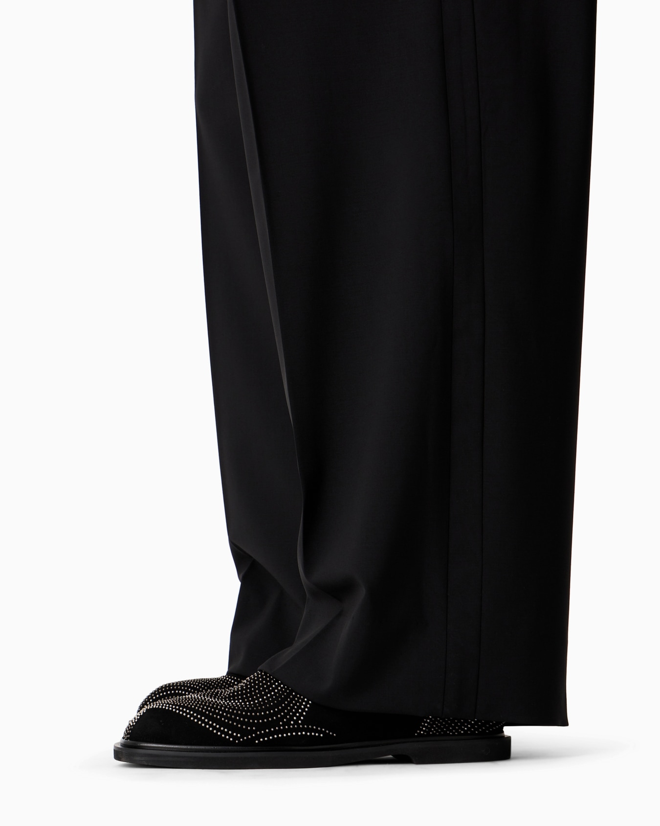 Pantaloni con pieghe godet in tela bi-stretch di lana vergine Slide 7