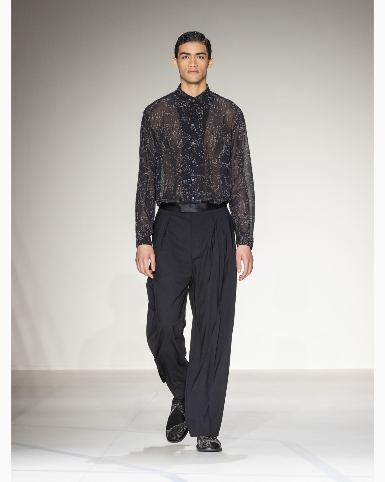 Pantaloni con pieghe godet in tela bi-stretch di lana vergine Slide 8