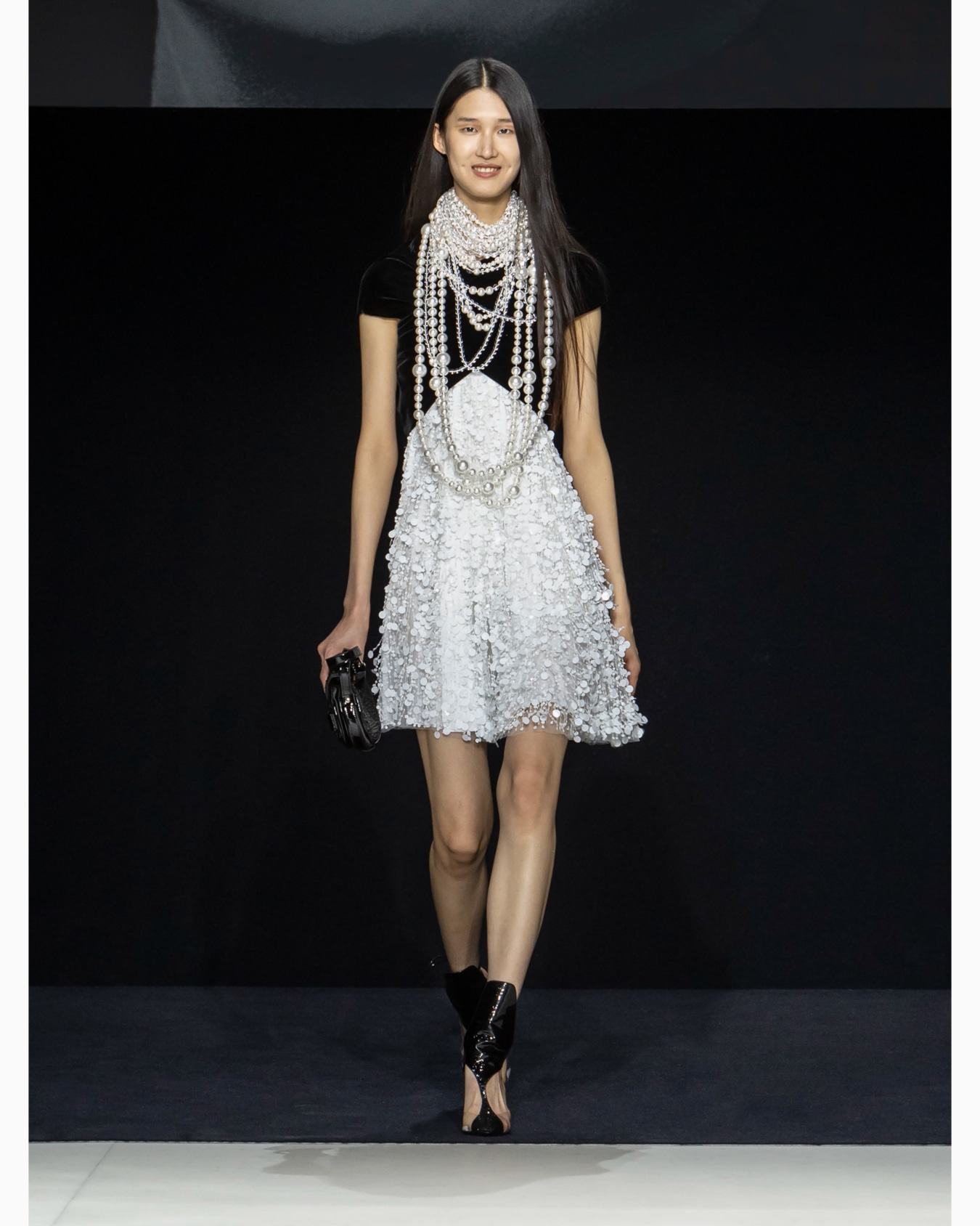 Vestido con top de terciopelo y falda con flecos de lentejuelas bordados a mano Diapositiva 2