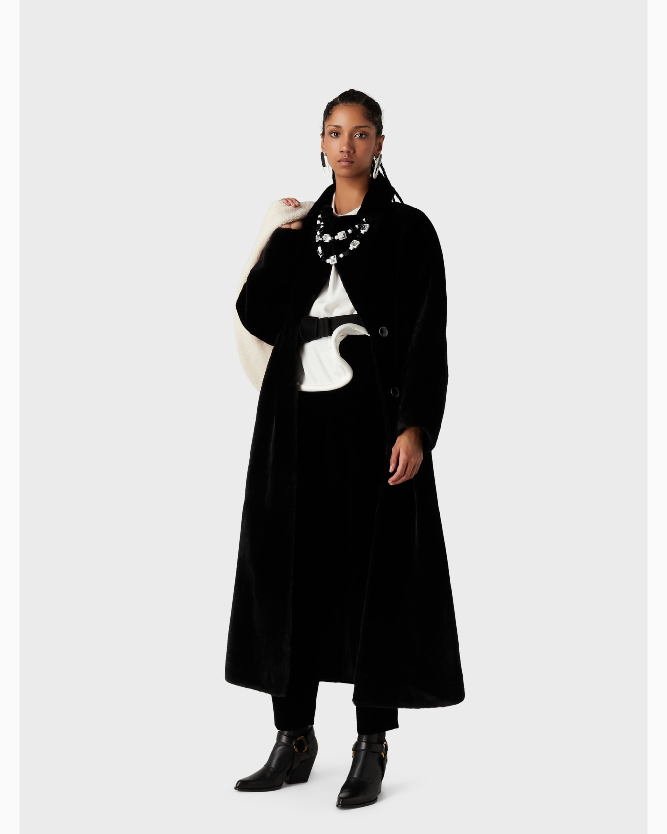 Oversized sheepskin coat lapels in Spanish Merino lamb shearling Slide 4