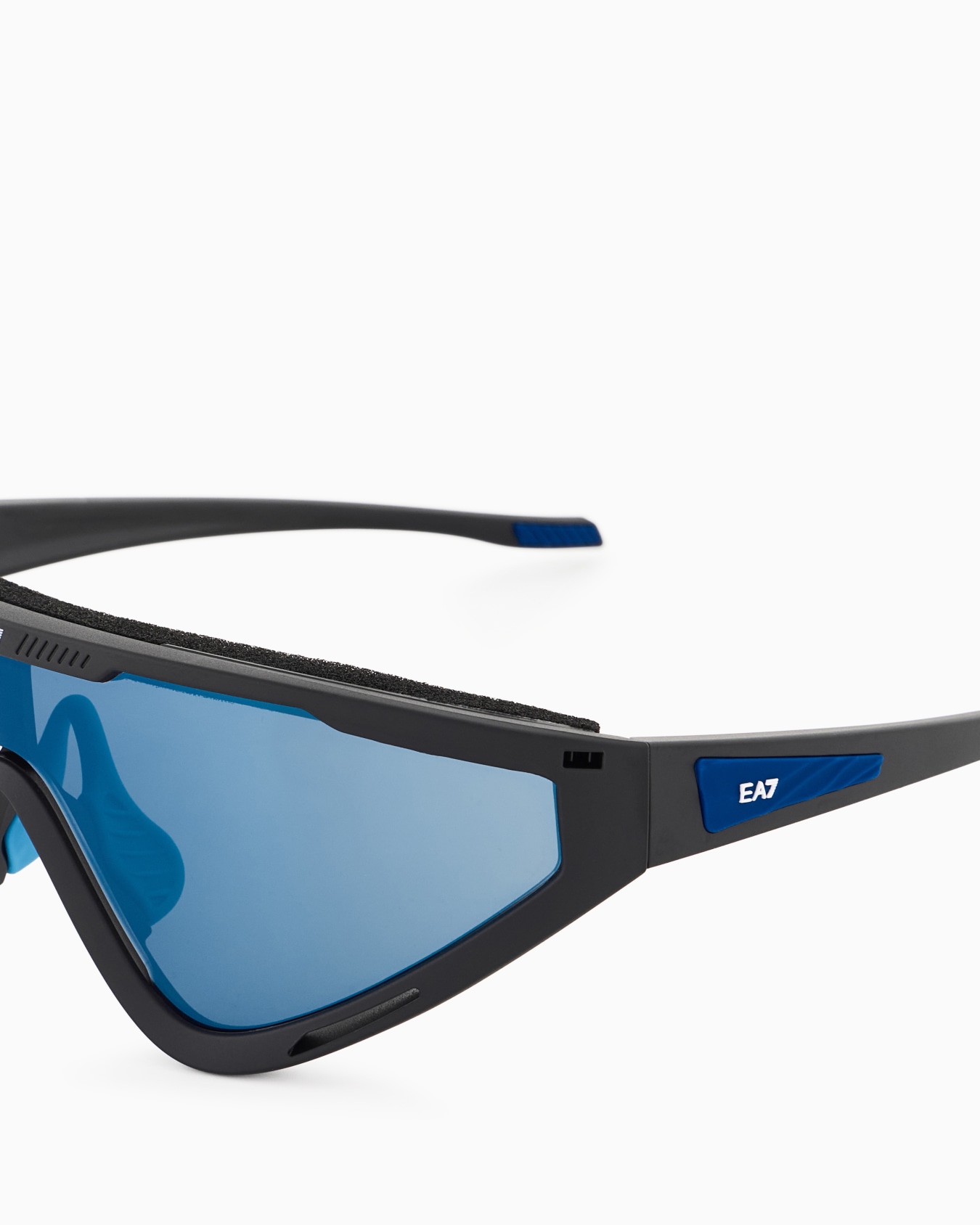Unisex sunglasses in an asymmetrical shape Slide 3
