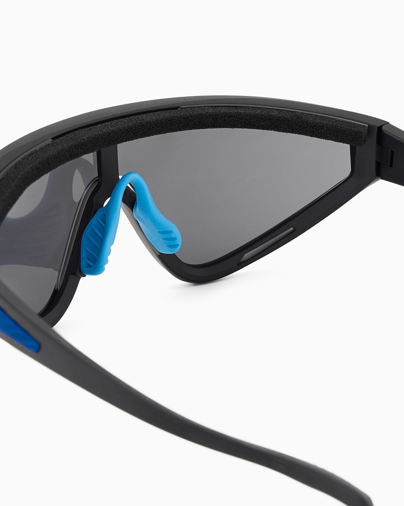 Unisex sunglasses in an asymmetrical shape Slide 4