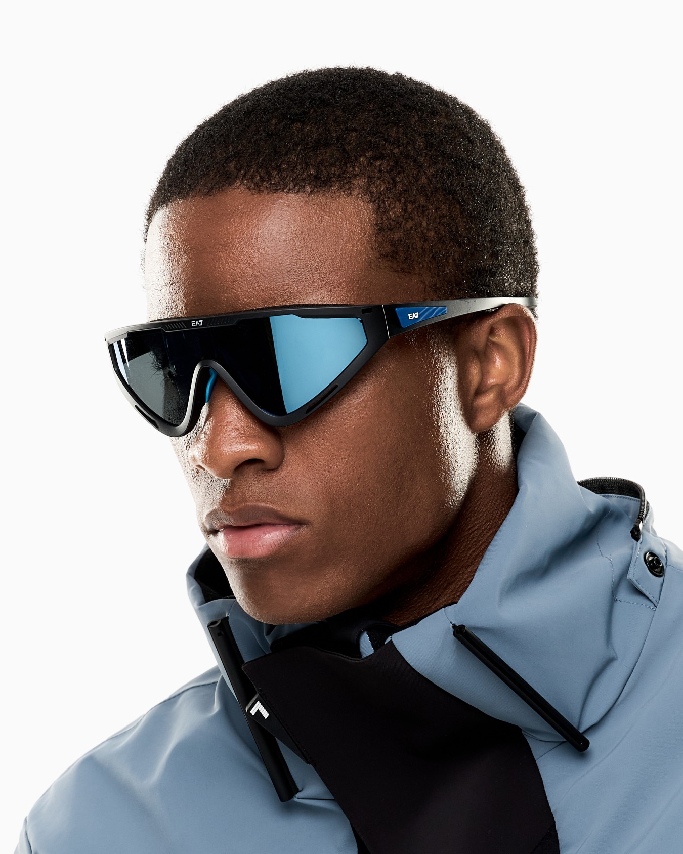Unisex sunglasses in an asymmetrical shape Slide 5