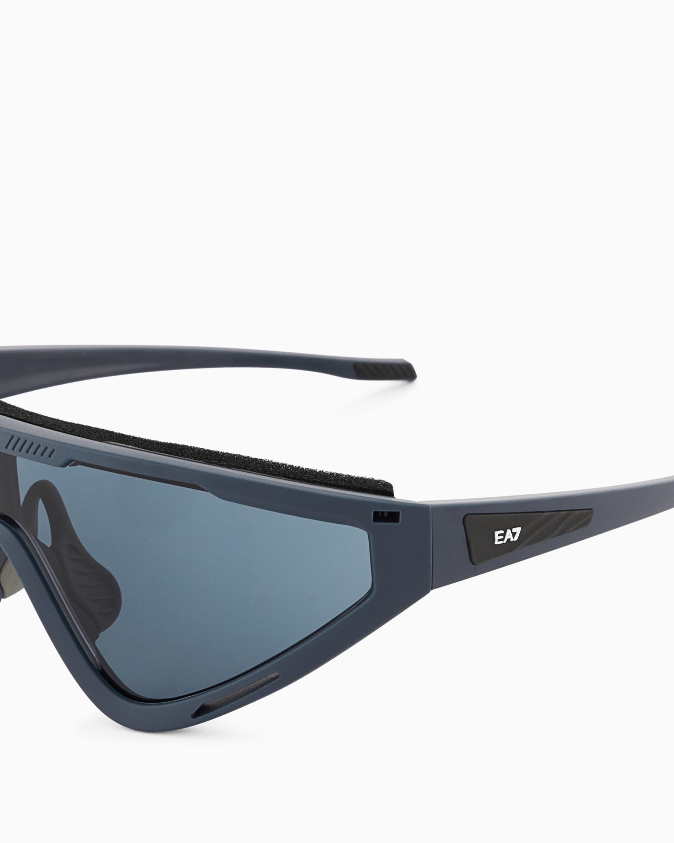 Unisex sunglasses in an asymmetrical shape Slide 3